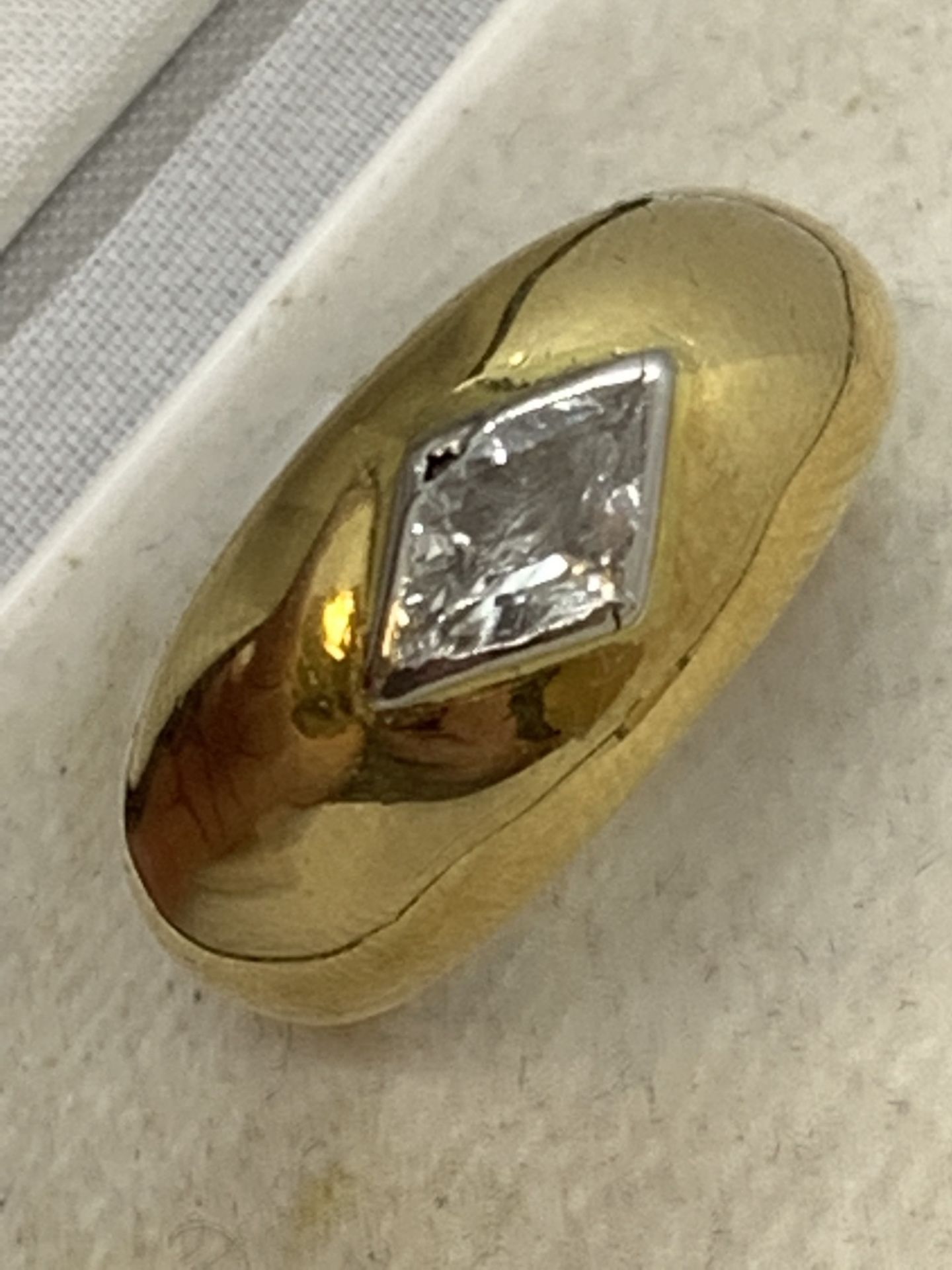 DIAMOND RING SET IN 18ct YELLOW GOLD - 10.9g APPROX - SIZE P APPROX - Image 3 of 6