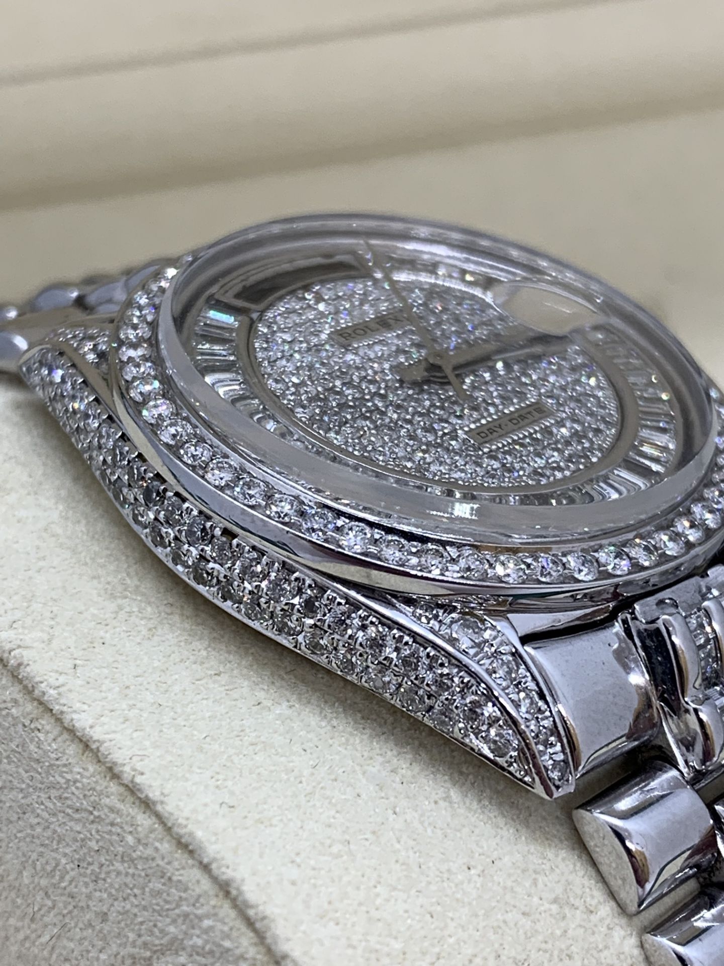 36mm DIAMOND SET DAY-DATE WATCH MARKED ROLEX SET IN WHITE METAL (TESTED AS GOLD) - Image 9 of 15