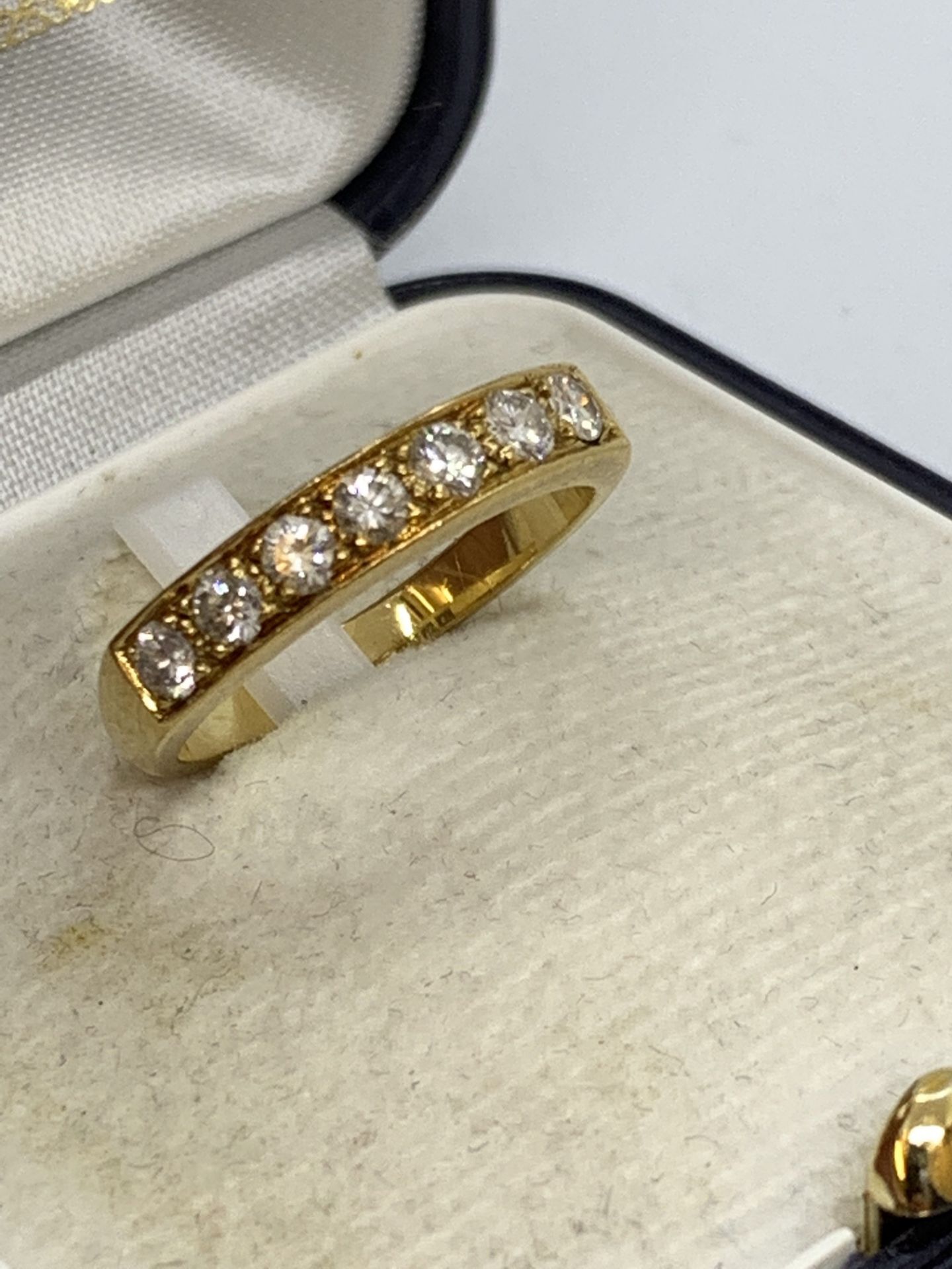 DIAMOND 1/2 ETERNITY RING IN 18ct YELLOW GOLD - 4.1g APPROX - SIZE M APPROX - Image 4 of 8