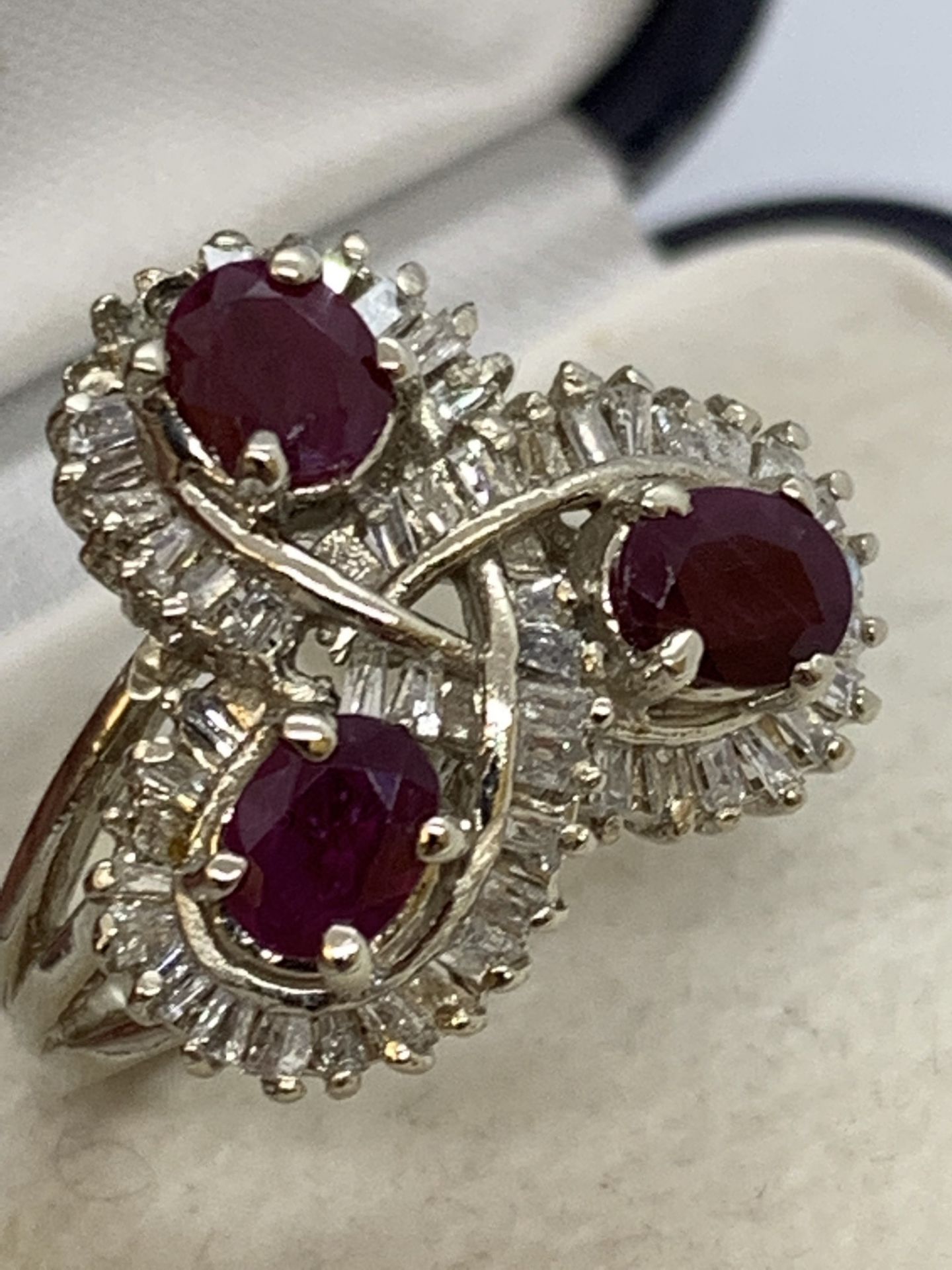 TRIPLE RUBY & DIAMOND SET RING IN 14ct GOLD - 6.8g APPROX - SIZE M APPROX - Image 4 of 8