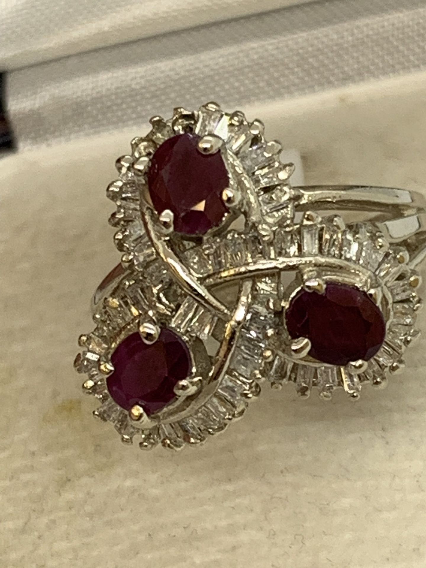 TRIPLE RUBY & DIAMOND SET RING IN 14ct GOLD - 6.8g APPROX - SIZE M APPROX - Image 6 of 8