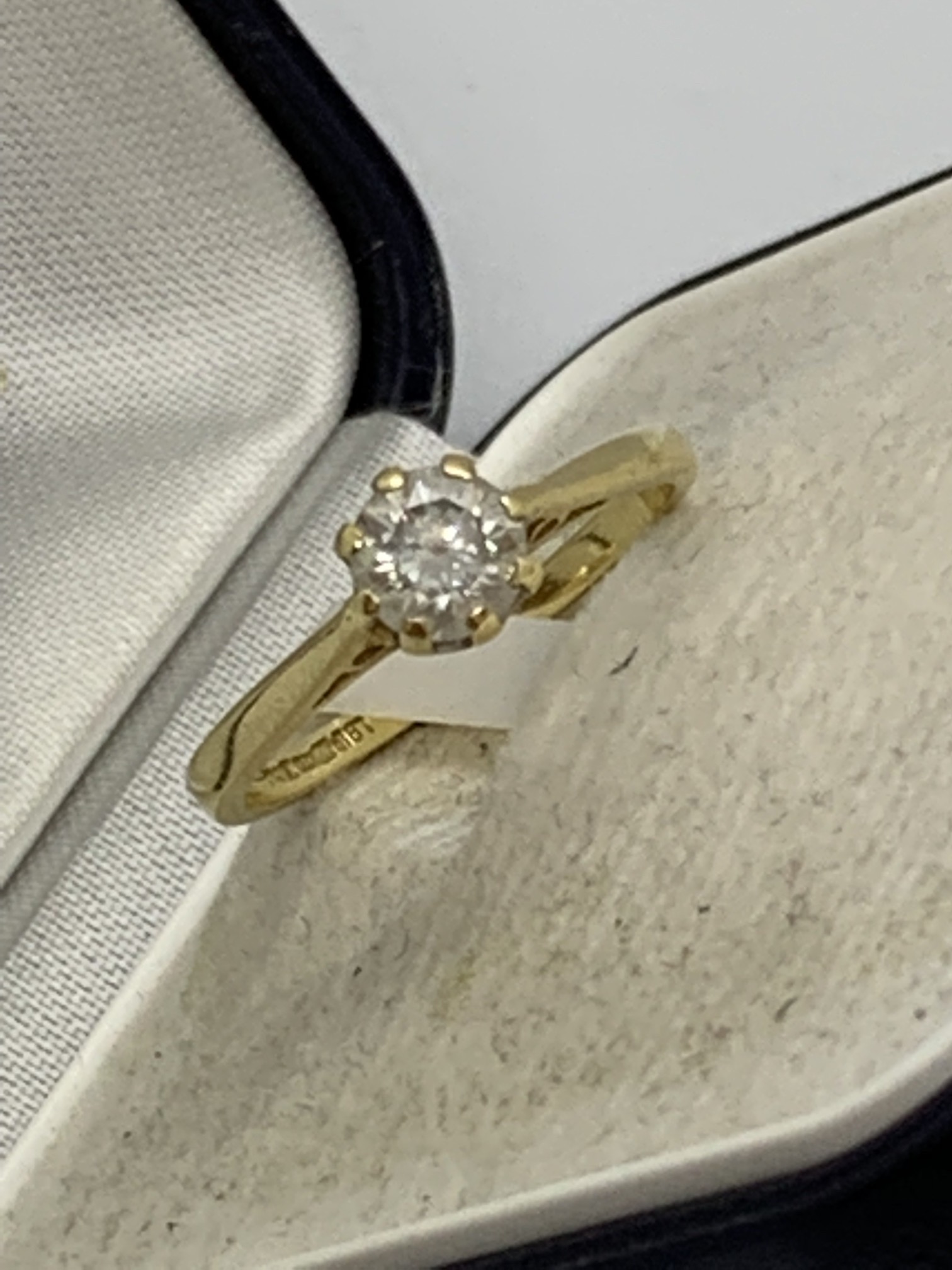 18ct GOLD DIAMOND SOLITAIRE RING - Image 2 of 4