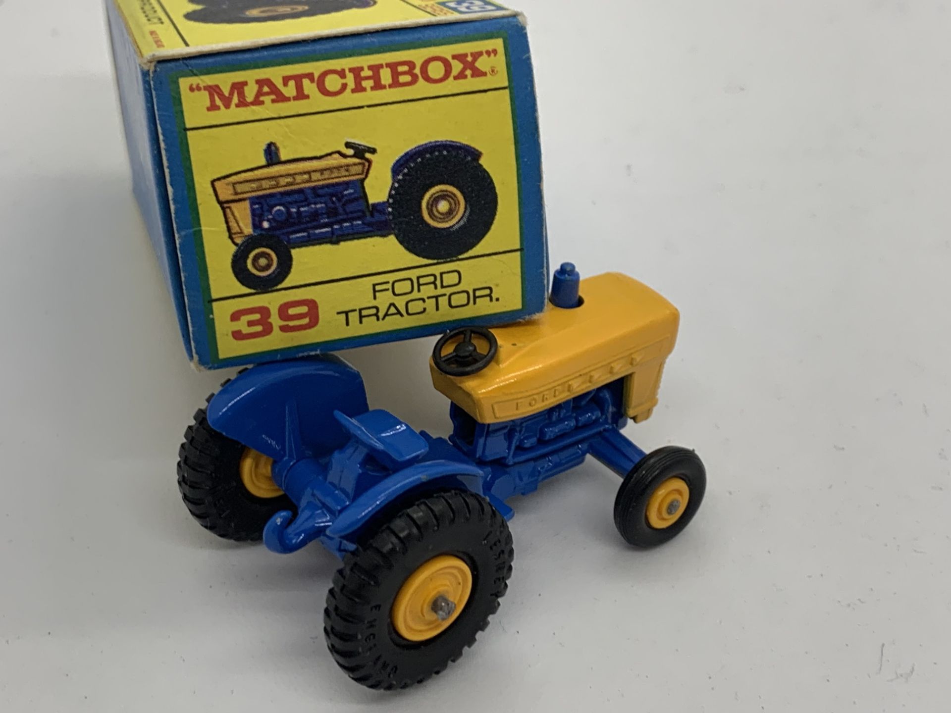 MATCHBOX FORD TRACTOR NO 39 WITH ORIGINAL BOX - NO RESERVE - Image 3 of 4