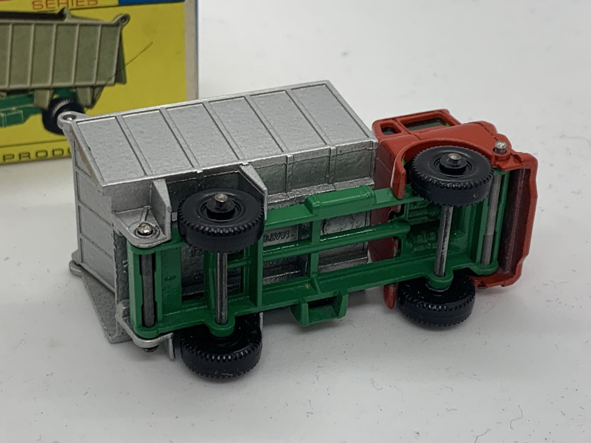 MATCHBOX G.M.C TIPPER TRUCK NO 26 WITH ORIGINAL BOX - NO RESERVE - Image 5 of 8