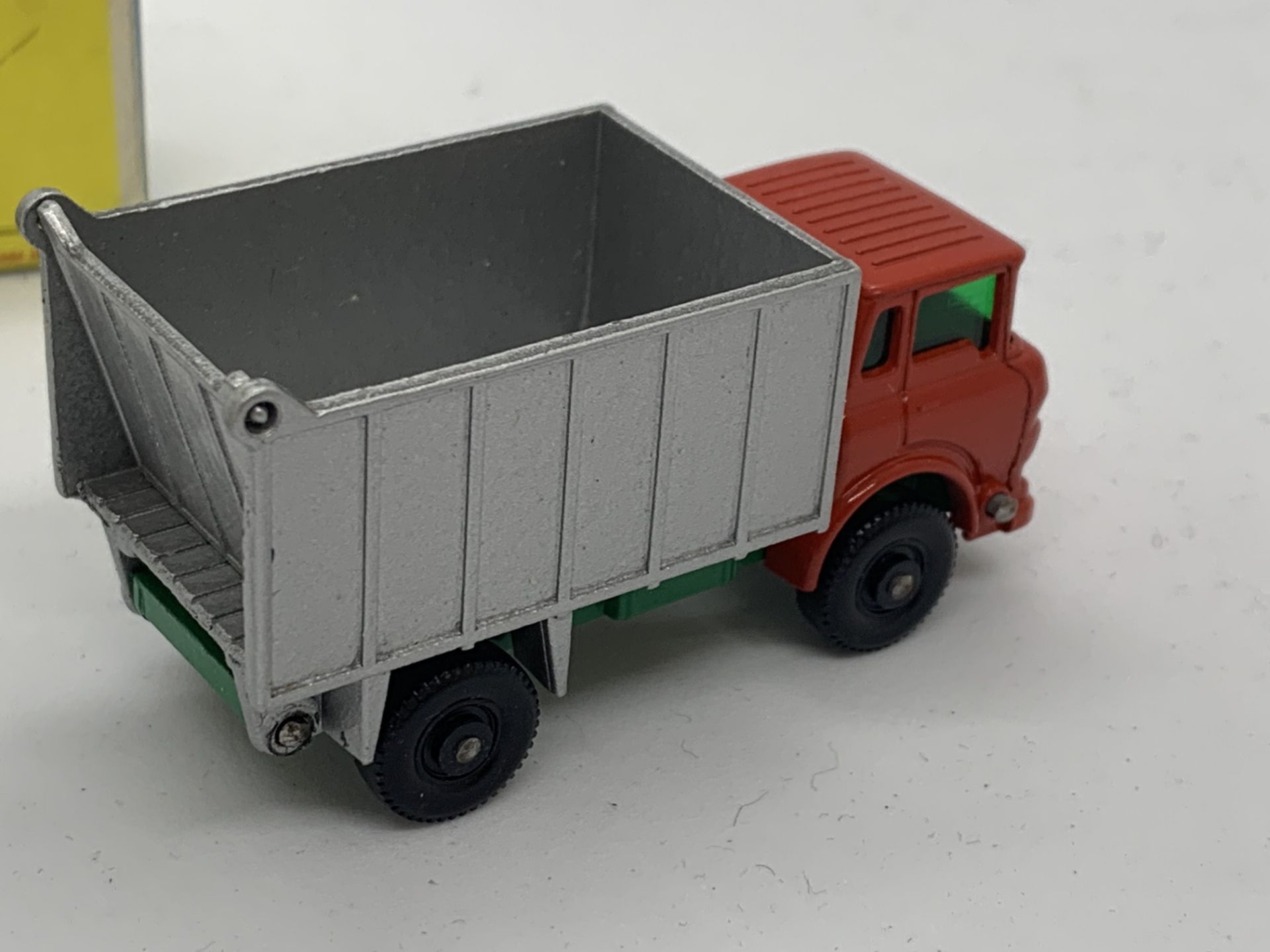 MATCHBOX G.M.C TIPPER TRUCK NO 26 WITH ORIGINAL BOX - NO RESERVE - Image 4 of 8