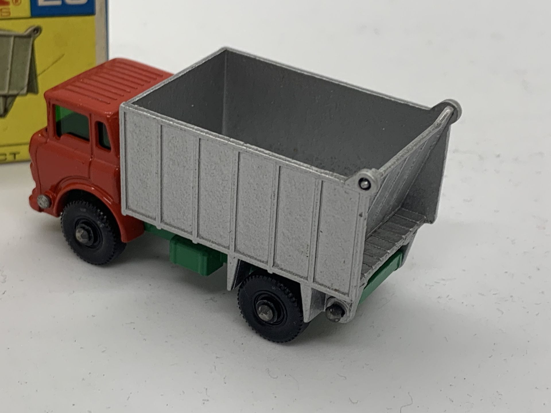 MATCHBOX G.M.C TIPPER TRUCK NO 26 WITH ORIGINAL BOX - NO RESERVE - Image 3 of 8