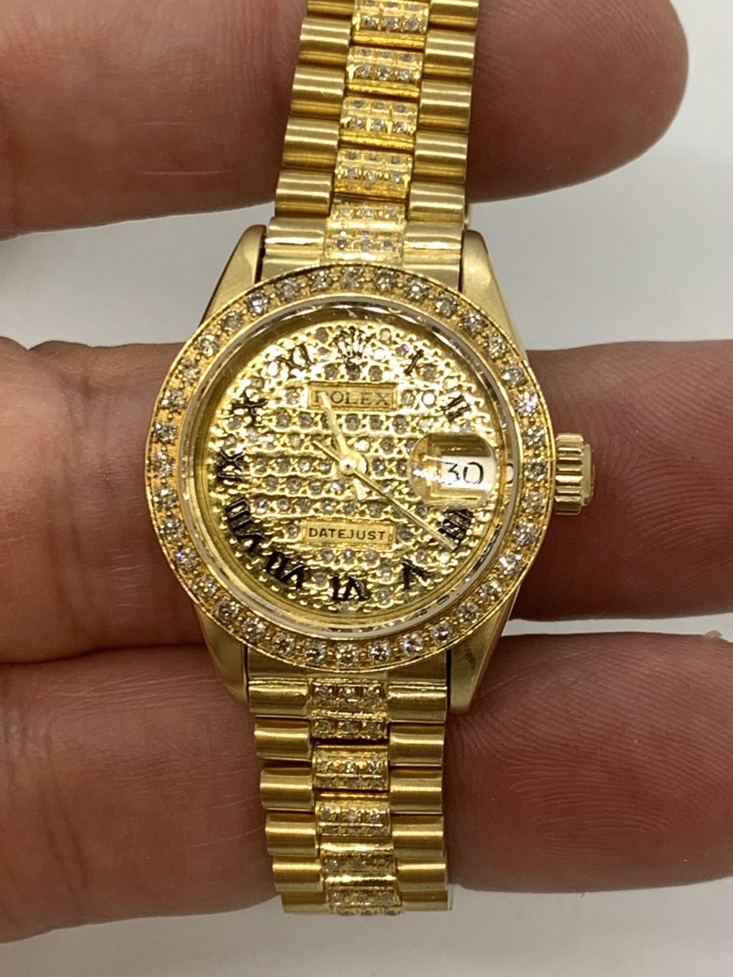 DIAMOND SET LADIES GOLD ROLEX WATCH - Image 6 of 12