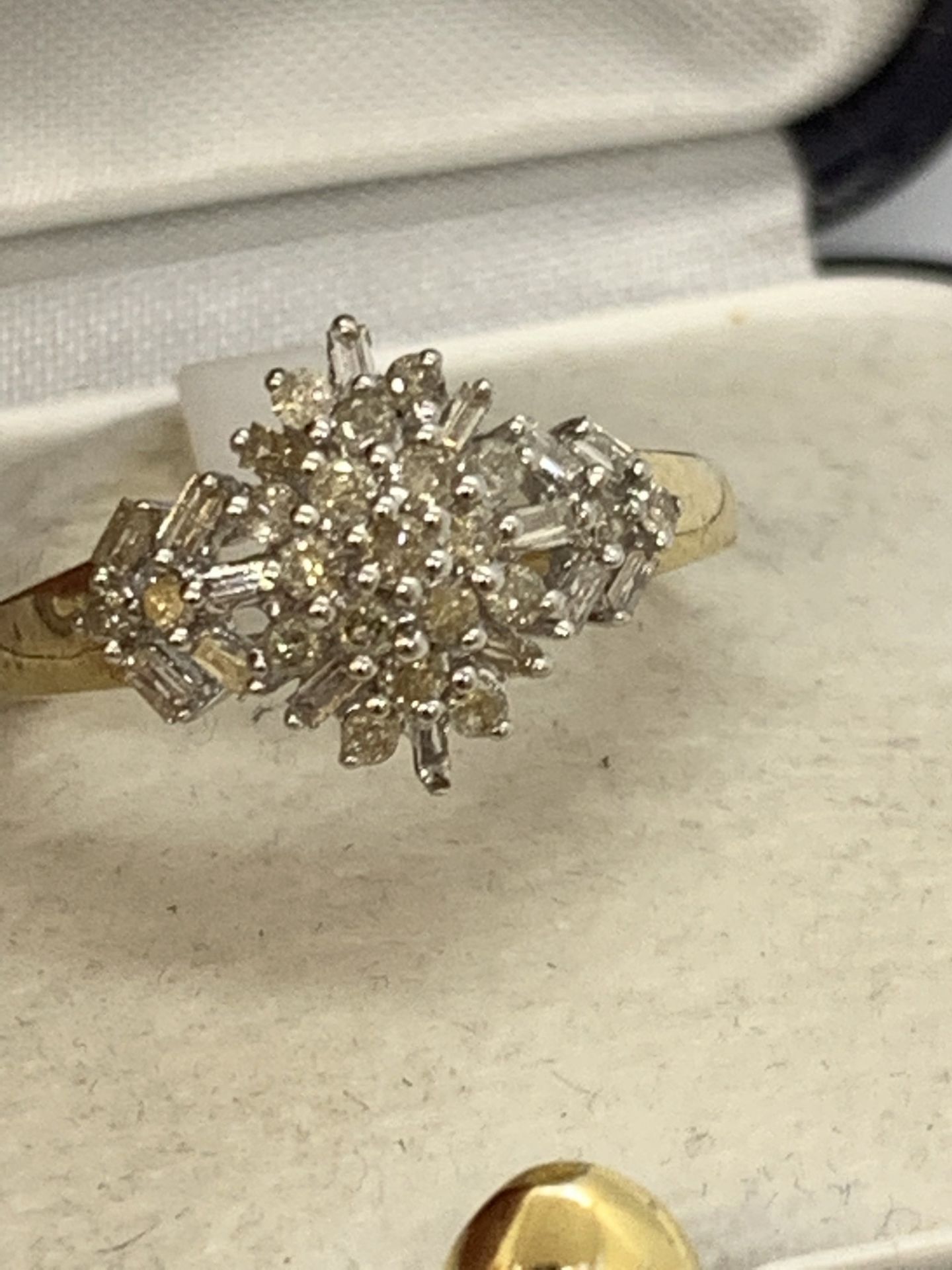 9ct GOLD DIAMOND SET RING - Image 3 of 5