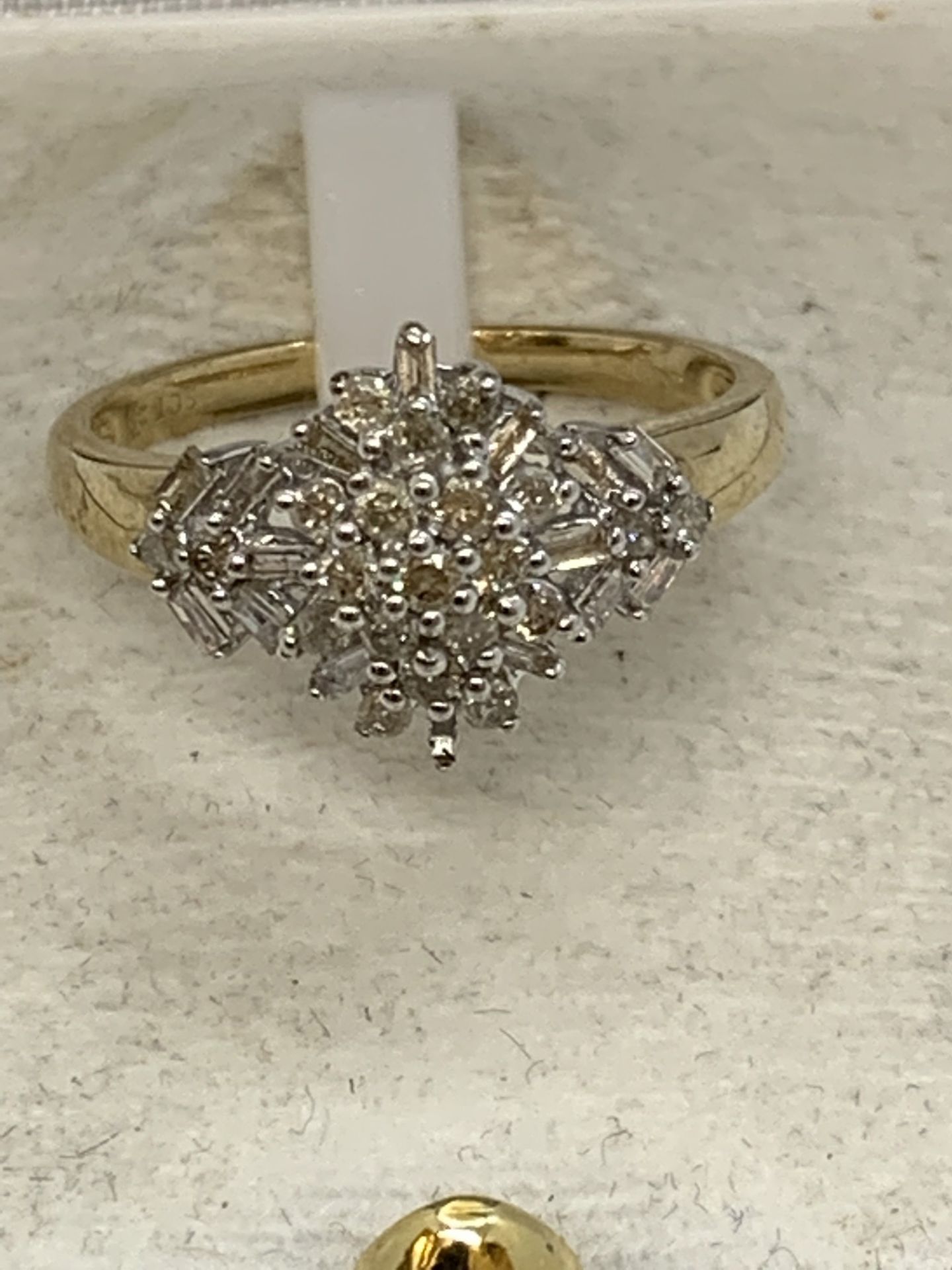 9ct GOLD DIAMOND SET RING