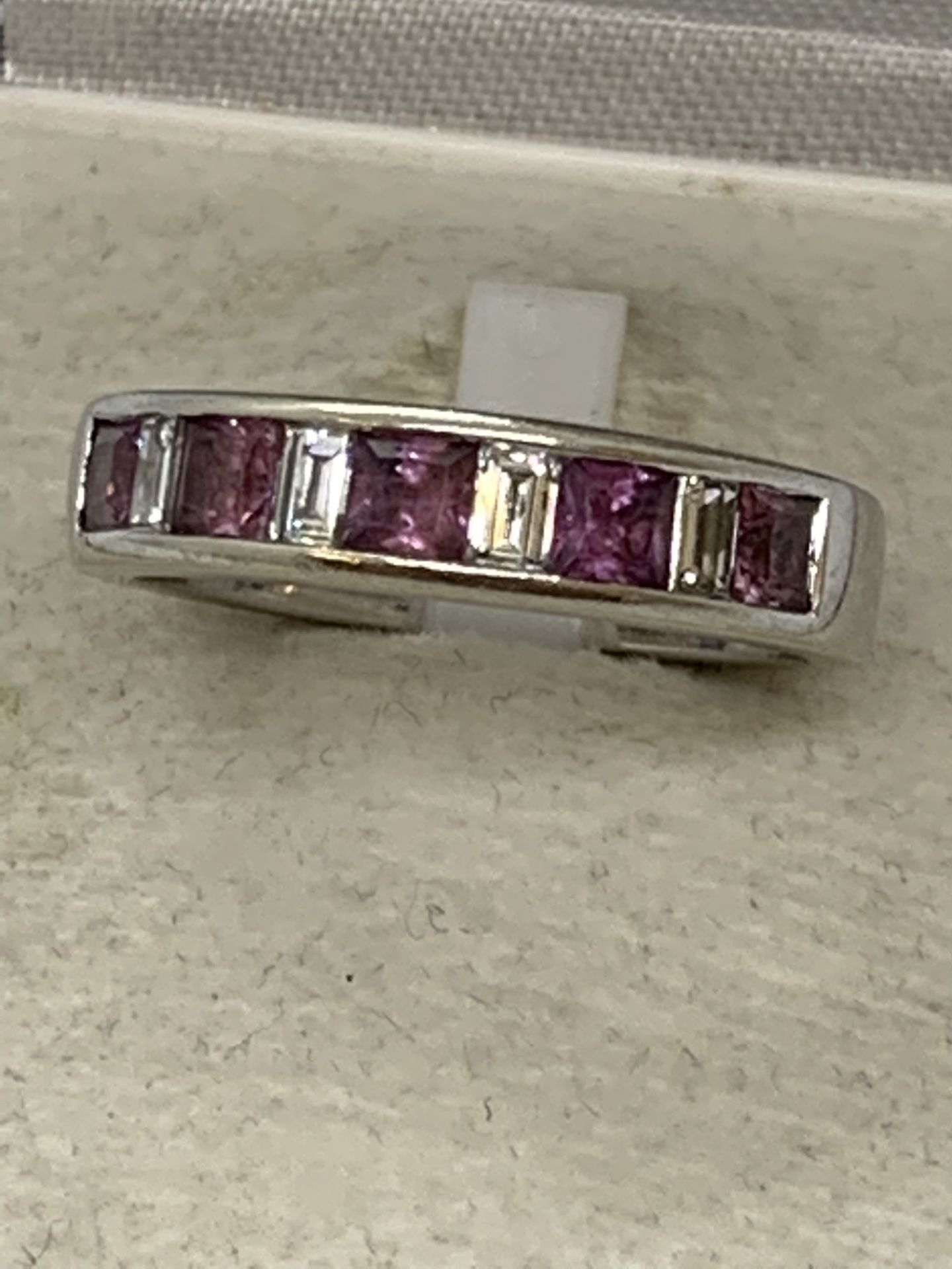 FINE 18ct GOLD BAGUETTE DIAMOND & AMETHYST? SET RING - Image 7 of 10