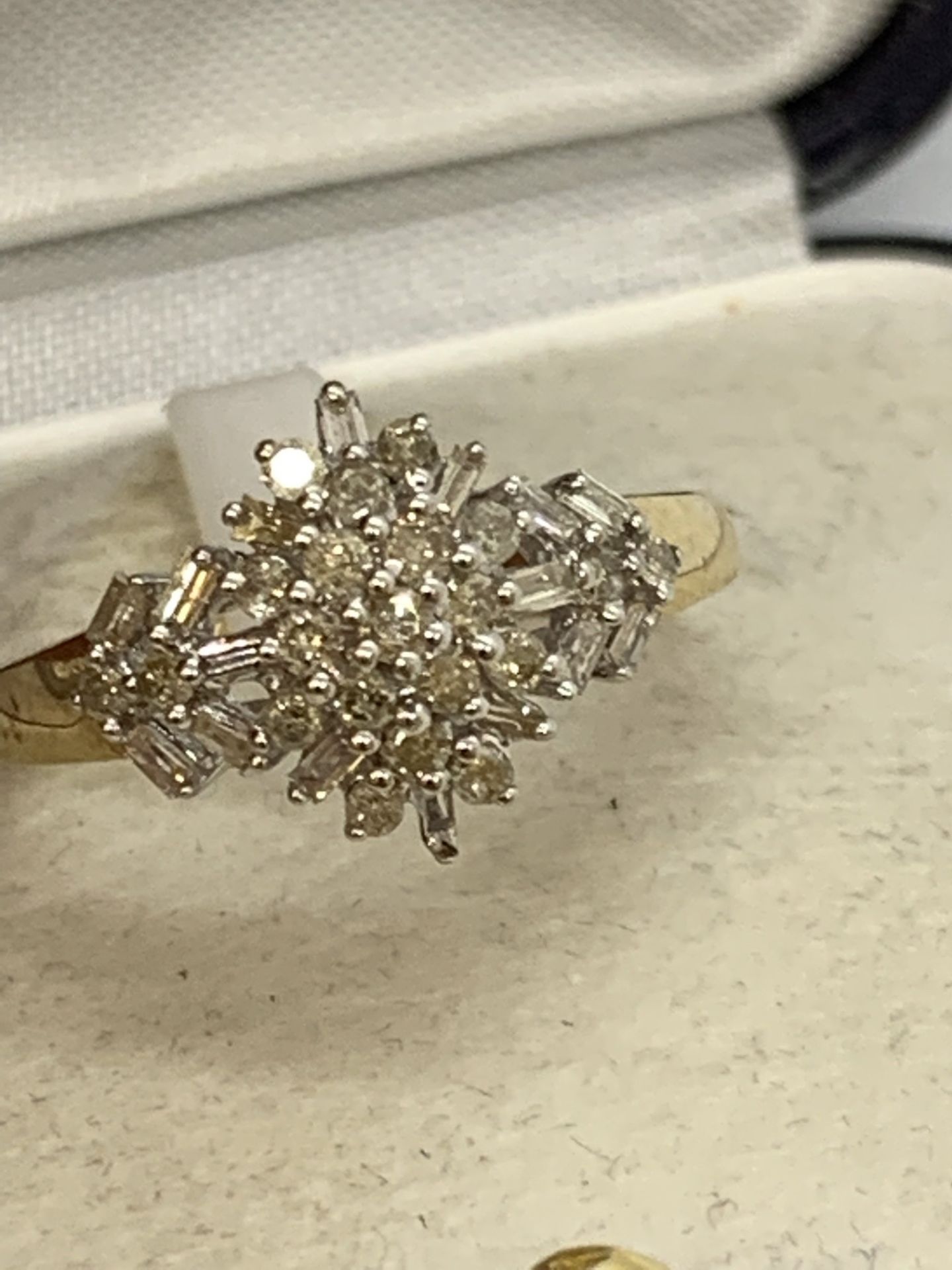 9ct GOLD DIAMOND SET RING - Image 2 of 5