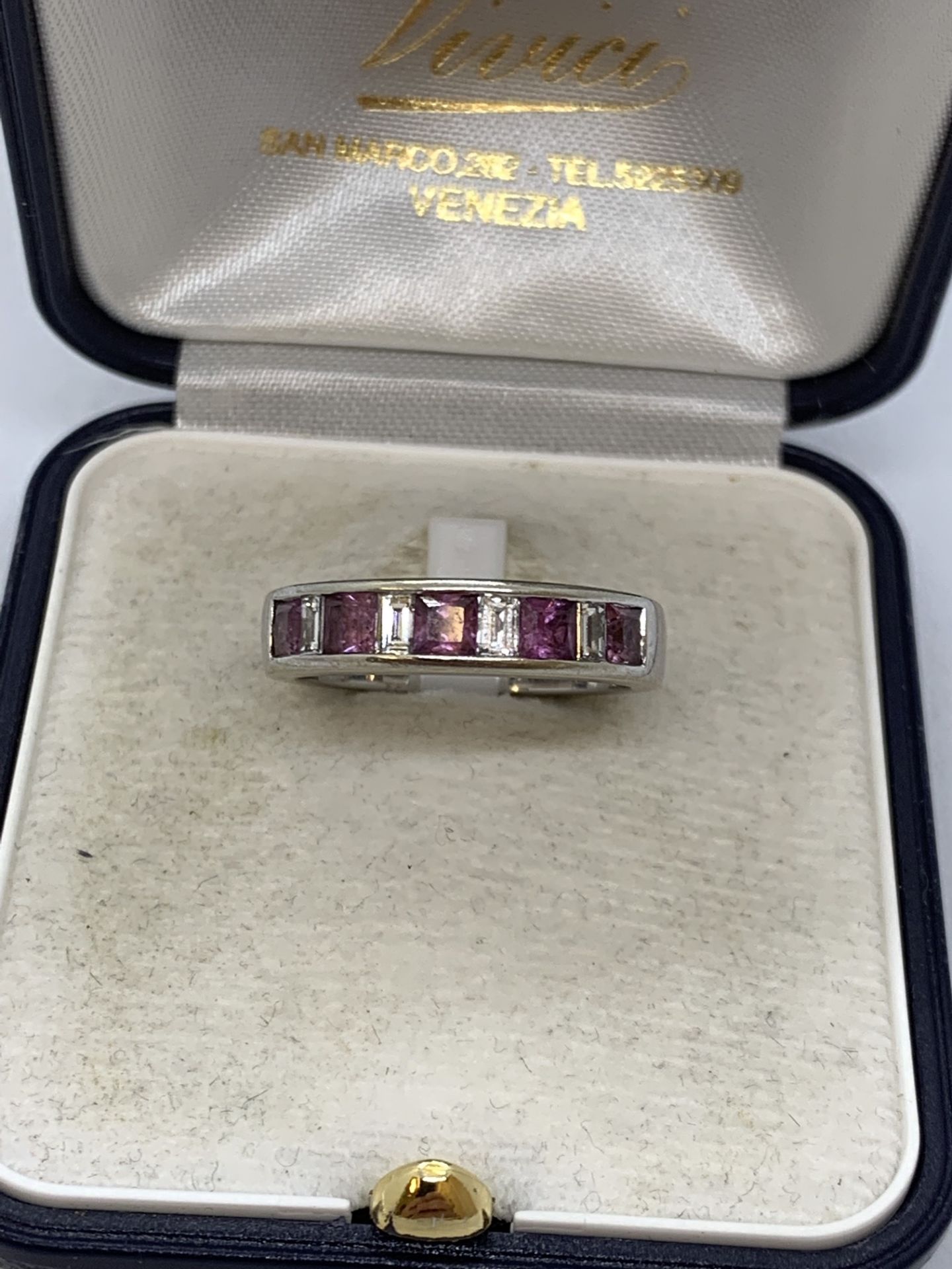 FINE 18ct GOLD BAGUETTE DIAMOND & AMETHYST? SET RING - Image 3 of 10