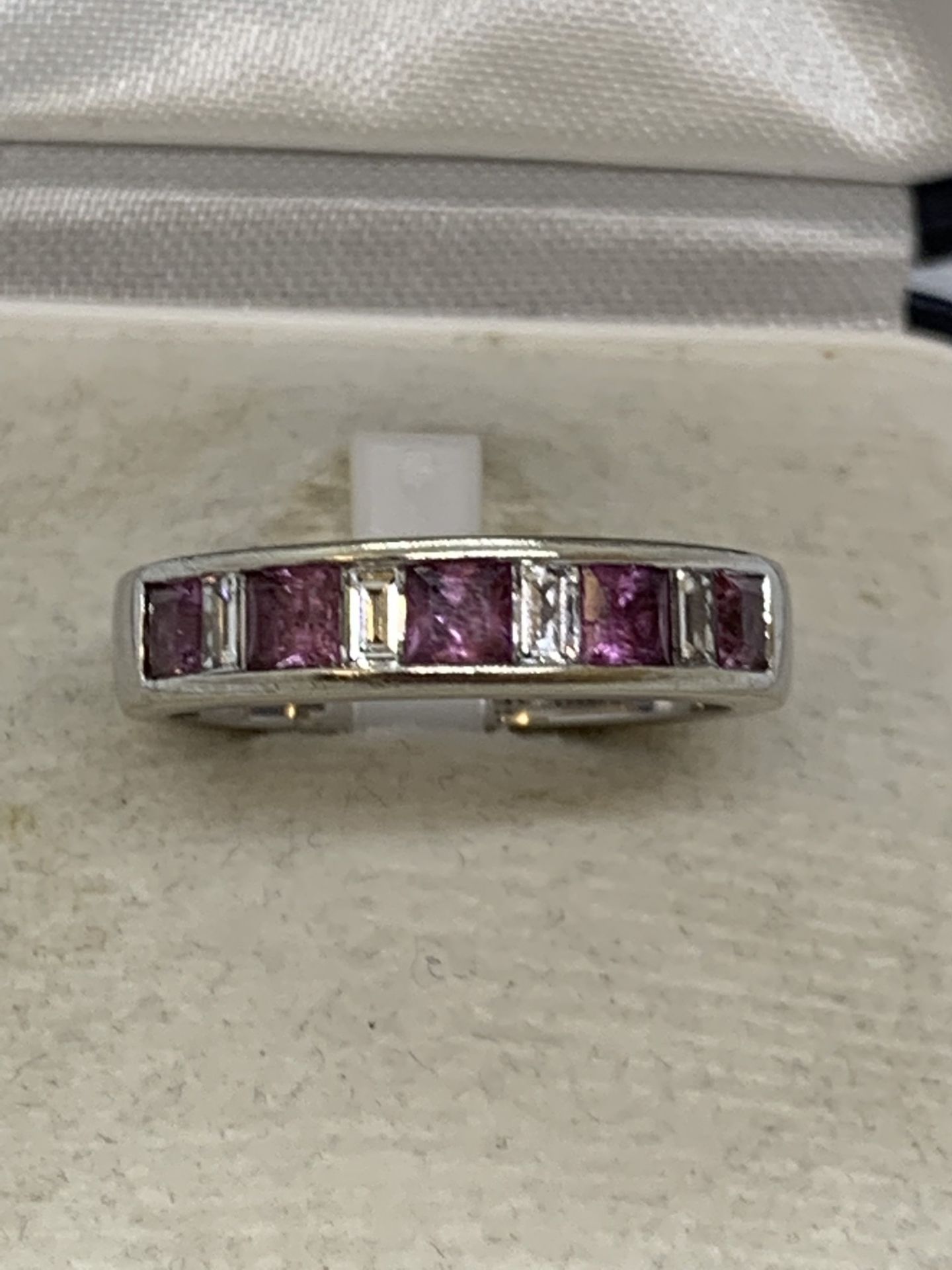 FINE 18ct GOLD BAGUETTE DIAMOND & AMETHYST? SET RING - Image 4 of 10