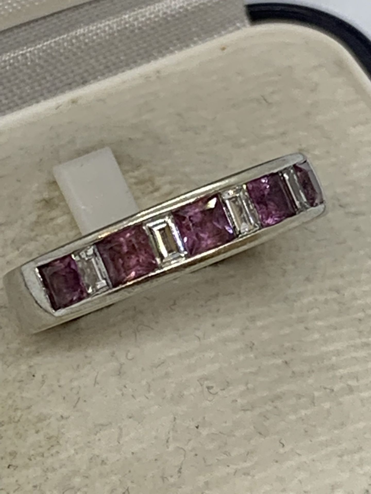 FINE 18ct GOLD BAGUETTE DIAMOND & AMETHYST? SET RING