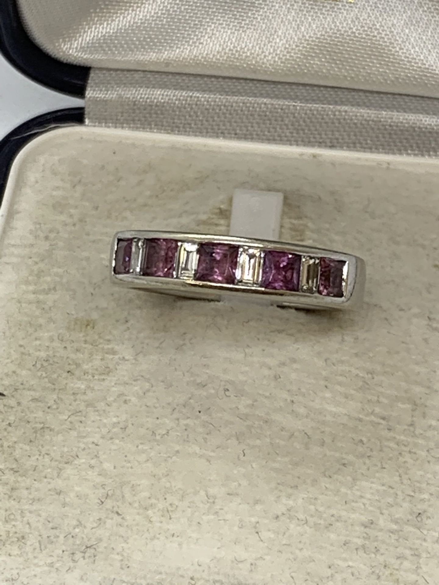 FINE 18ct GOLD BAGUETTE DIAMOND & AMETHYST? SET RING - Image 5 of 10