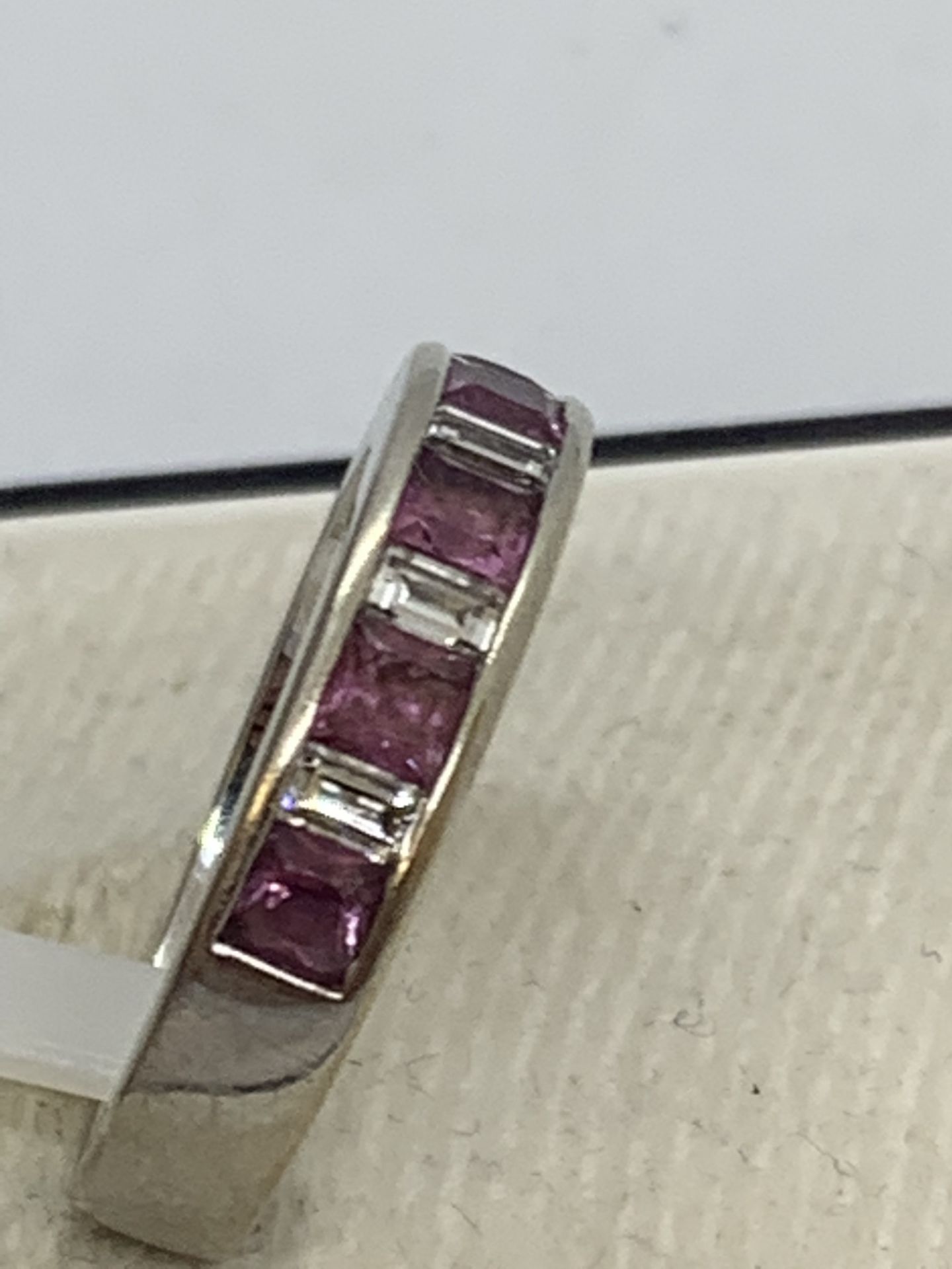 FINE 18ct GOLD BAGUETTE DIAMOND & AMETHYST? SET RING - Image 6 of 10