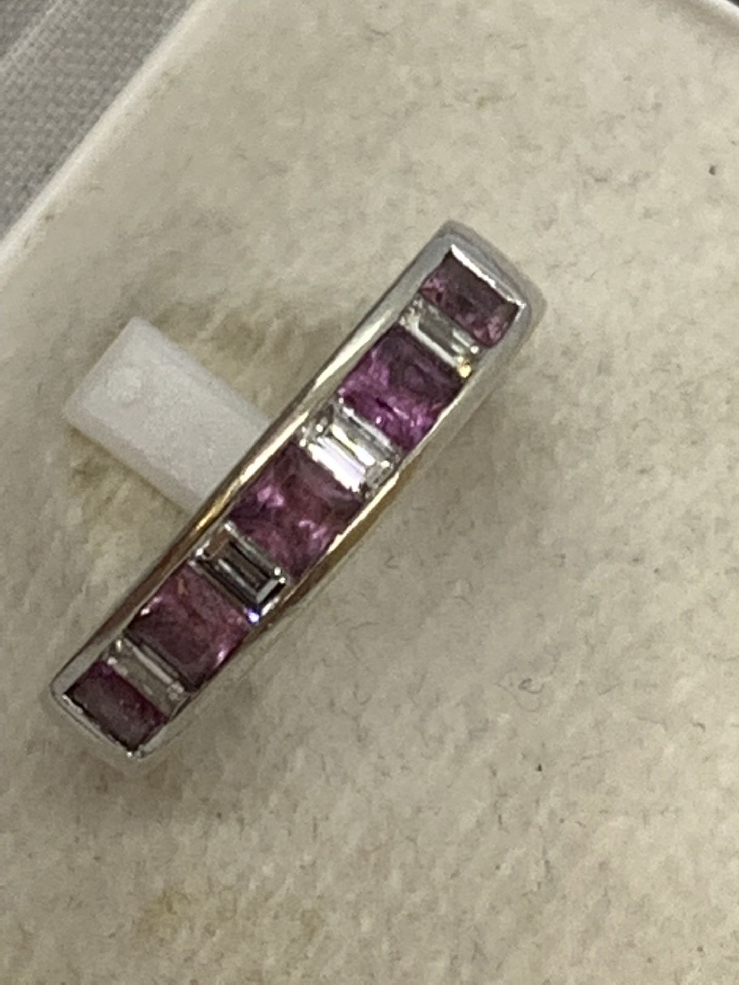 FINE 18ct GOLD BAGUETTE DIAMOND & AMETHYST? SET RING - Image 8 of 10