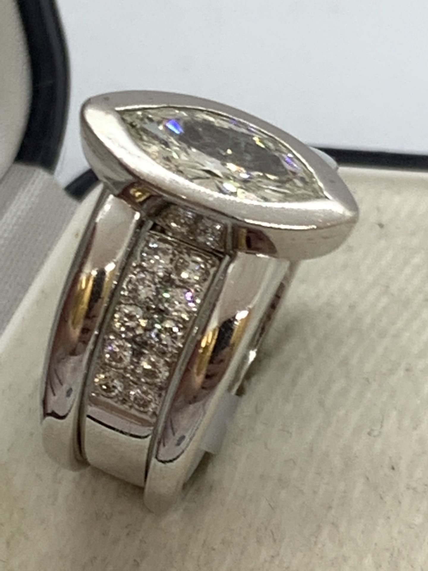 18ct GOLD 2.00ct DIAMOND RING 1.50ct MARQUISE + 0.50ct OTHER DIAMONDS - Image 3 of 11