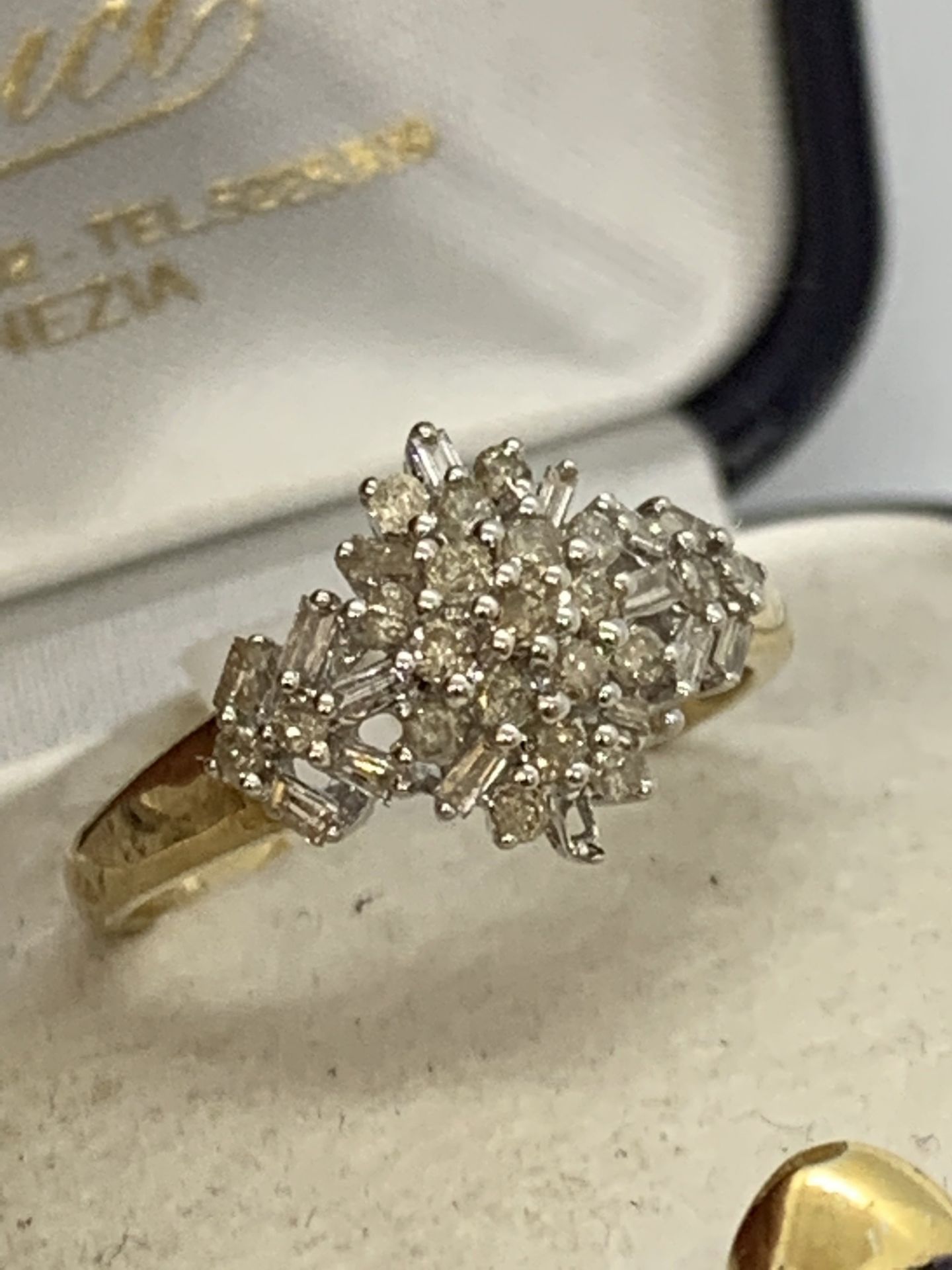 9ct GOLD DIAMOND SET RING - Image 4 of 5