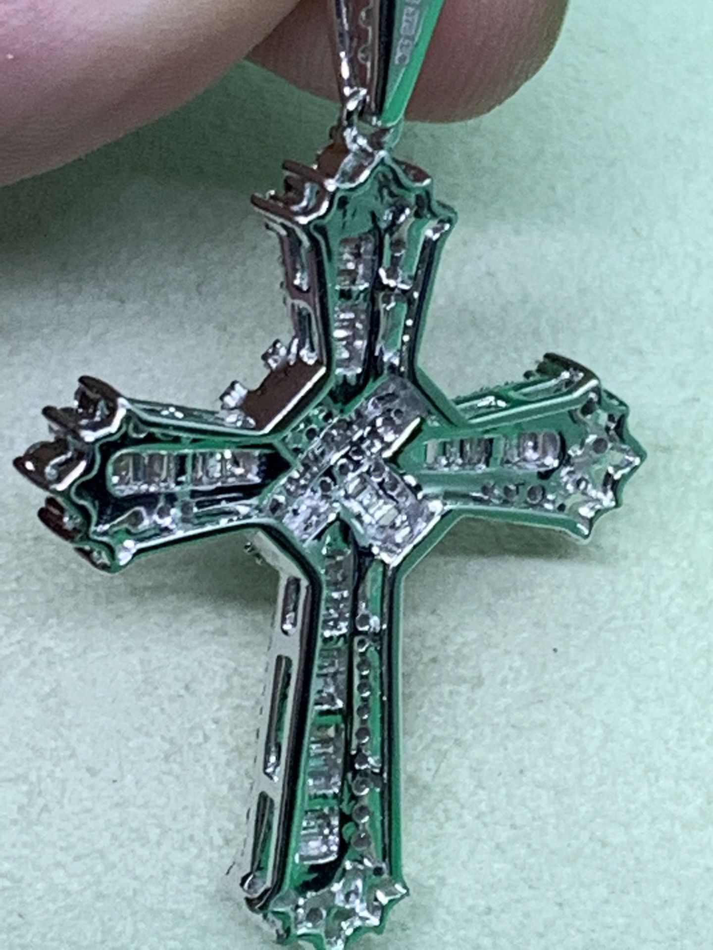 1.18ct DIAMOND CROSS SET IN WHITE GOLD - Image 3 of 4