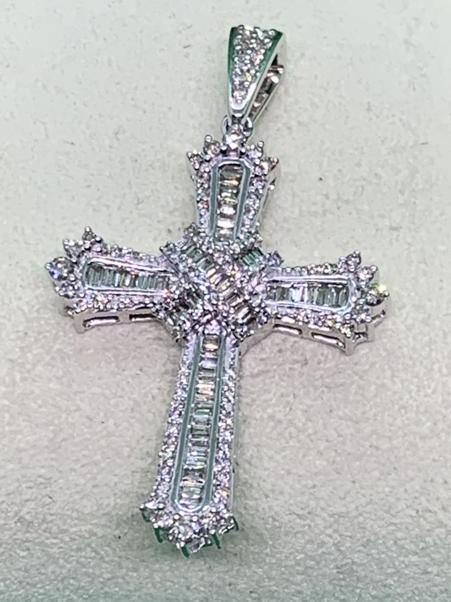 1.18ct DIAMOND CROSS SET IN WHITE GOLD