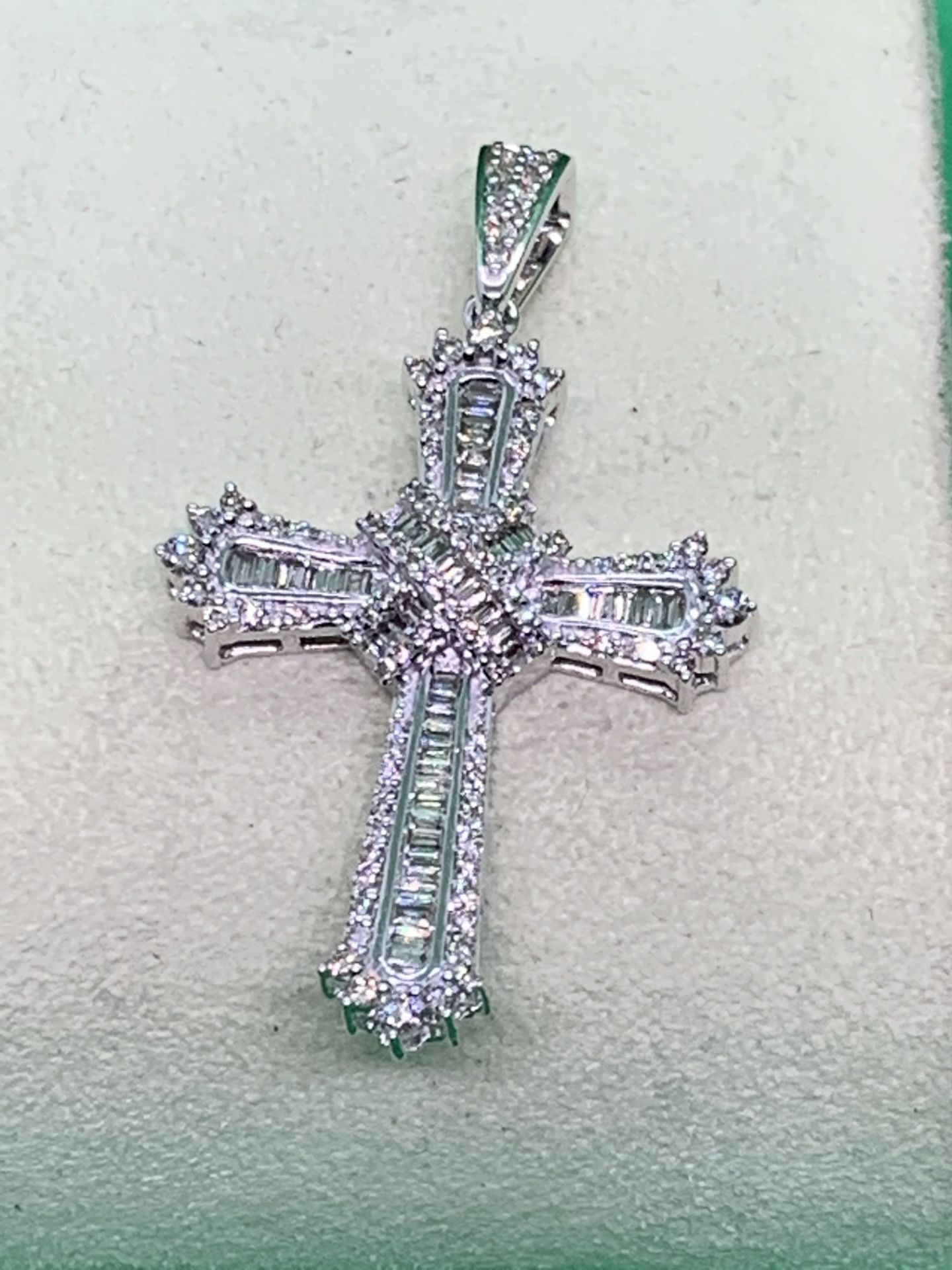 1.18ct DIAMOND CROSS SET IN WHITE GOLD - Image 2 of 4