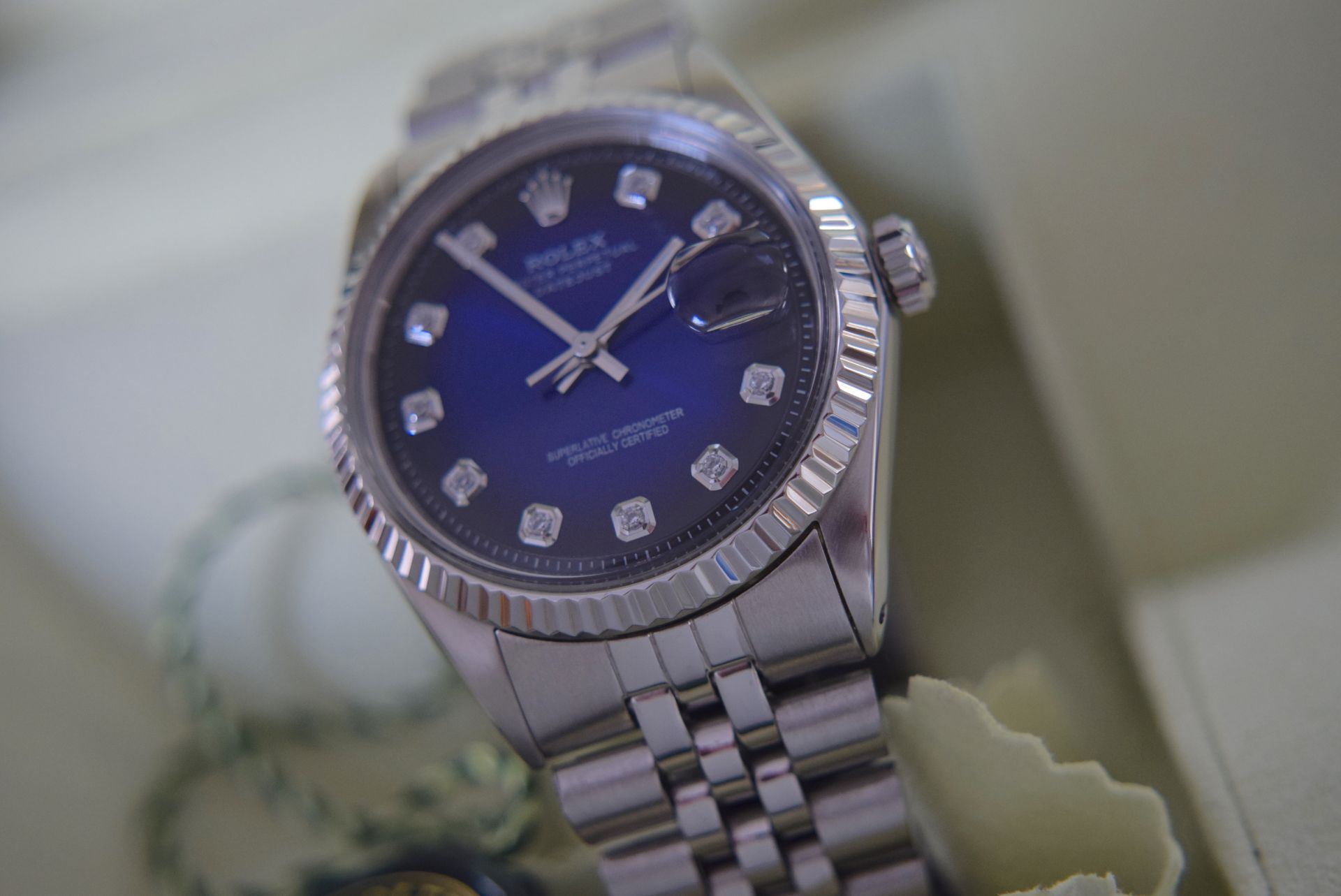 36MM MENS ROLEX DATEJUST - BLUE/ BLACK VIGNETTE DIAMOND DIAL - Image 4 of 11