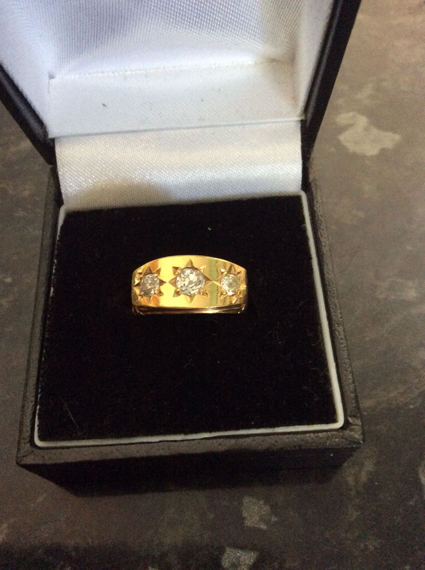 FINE 18ct GOLD 3 STONE DIAMOND RING WITH AGI REPORT - Image 4 of 4