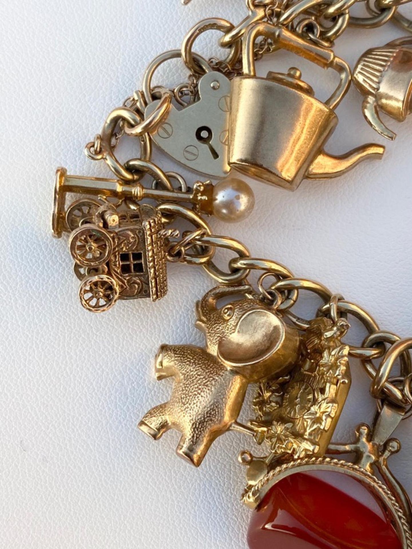 Beautiful Heavy Vintage 9ct Gold Charm Bracelet with 19 Charms - Weighs 62.2 Grams Approx - Image 4 of 7