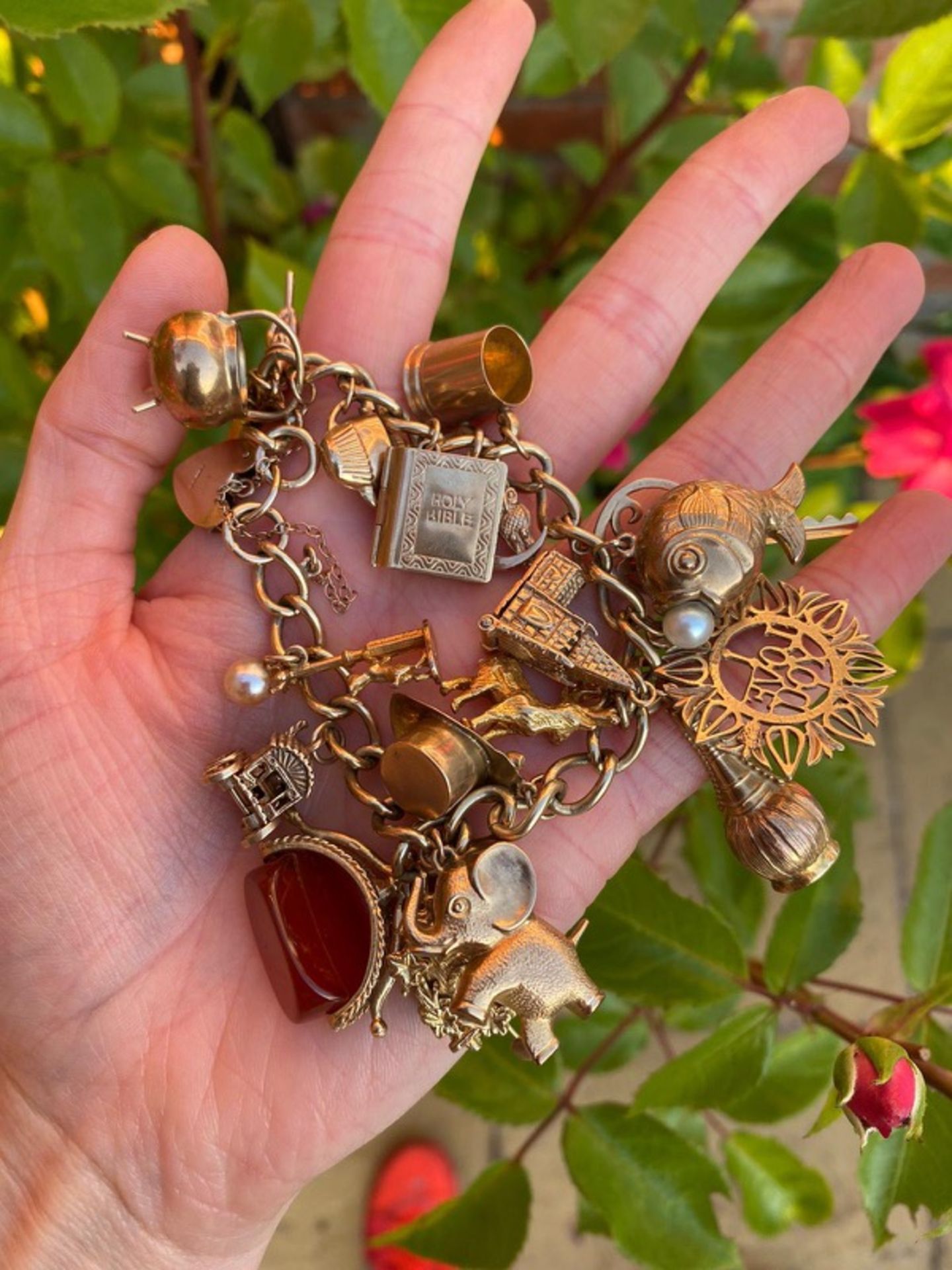 Beautiful Heavy Vintage 9ct Gold Charm Bracelet with 19 Charms - Weighs 62.2 Grams Approx - Image 7 of 7