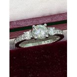 18ct WHITE GOLD 1.22ct DIAMOND RING (MIDDLE DIAMOND 0.94ct )