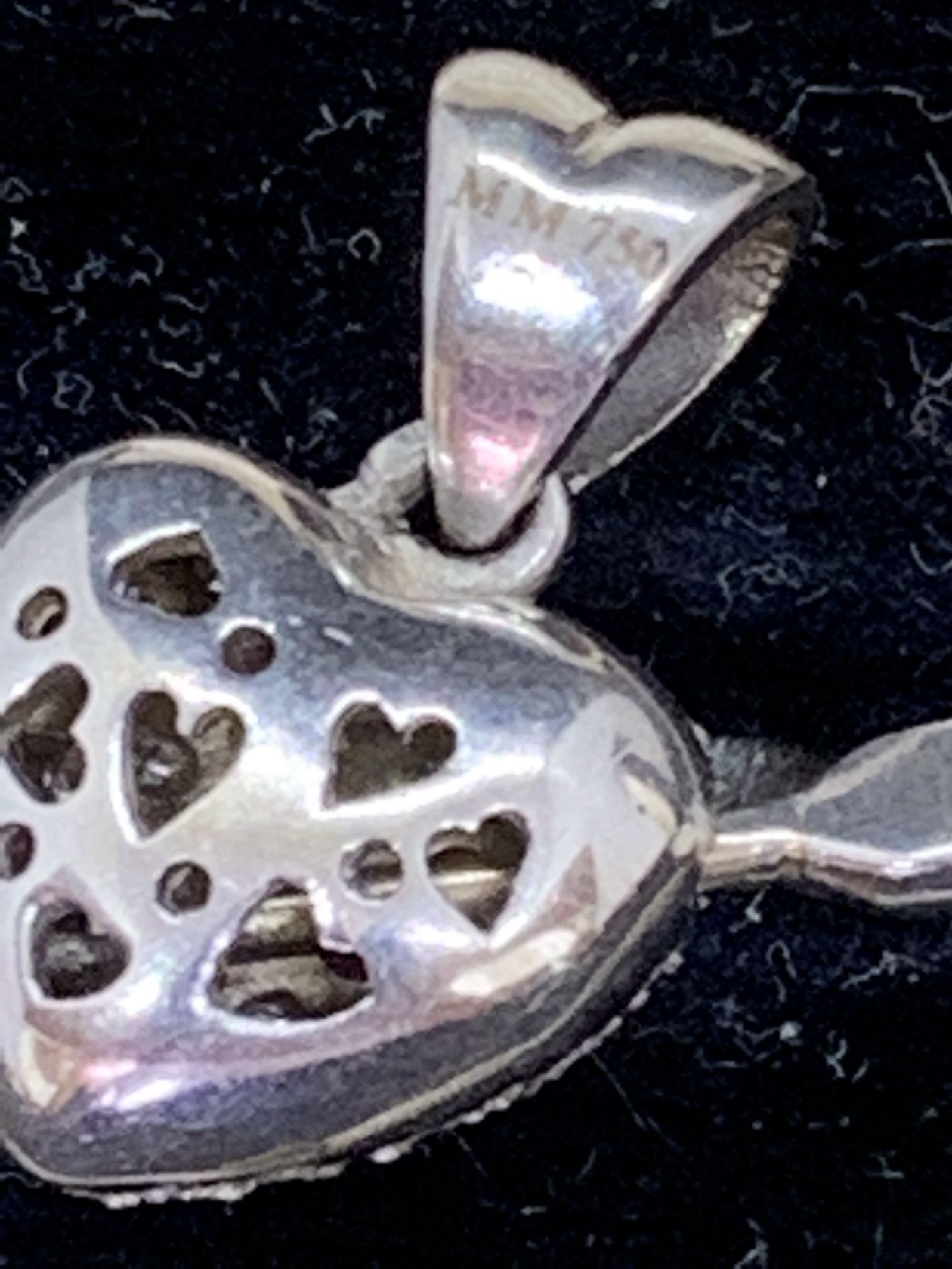 18ct GOLD DIAMOND HEART & ARROW (MOVES) PENDANT - Image 4 of 4