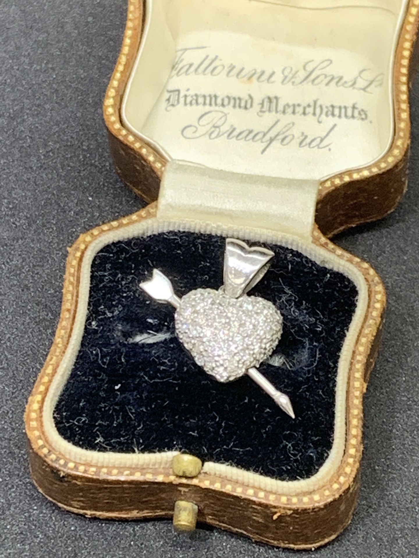 18ct GOLD DIAMOND HEART & ARROW (MOVES) PENDANT - Image 2 of 4