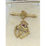 18ct GOLD HEART SHAPED BROOCH SET WITH RUBIE & SEED PEARL