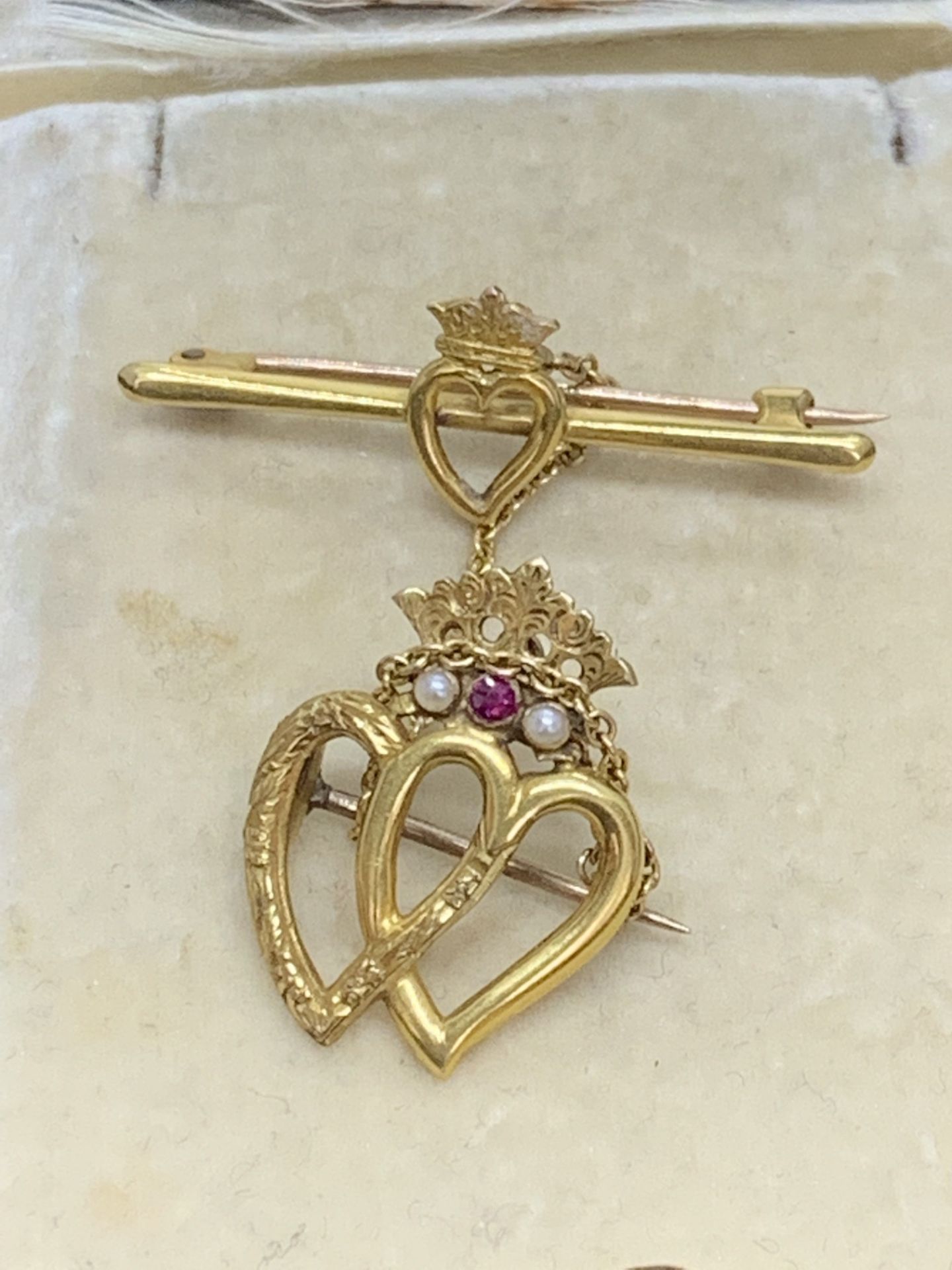 18ct GOLD HEART SHAPED BROOCH SET WITH RUBIE & SEED PEARL