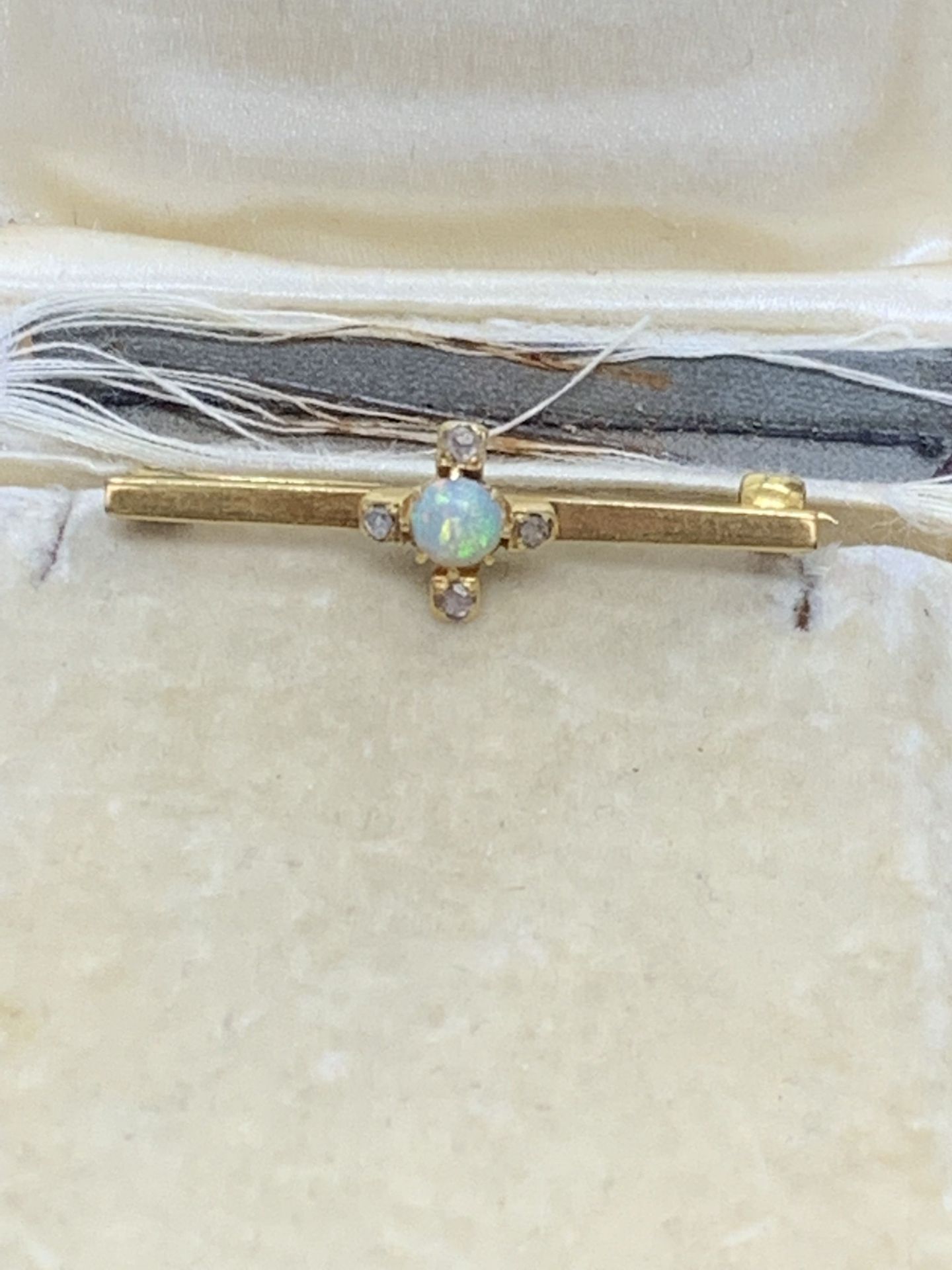 18ct GOLD OPAL & DIAMOND SET TIE PIN