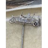 18ct GOLD TIE PIN WITH VINTAGE CAR SET WITH DIAMONDS