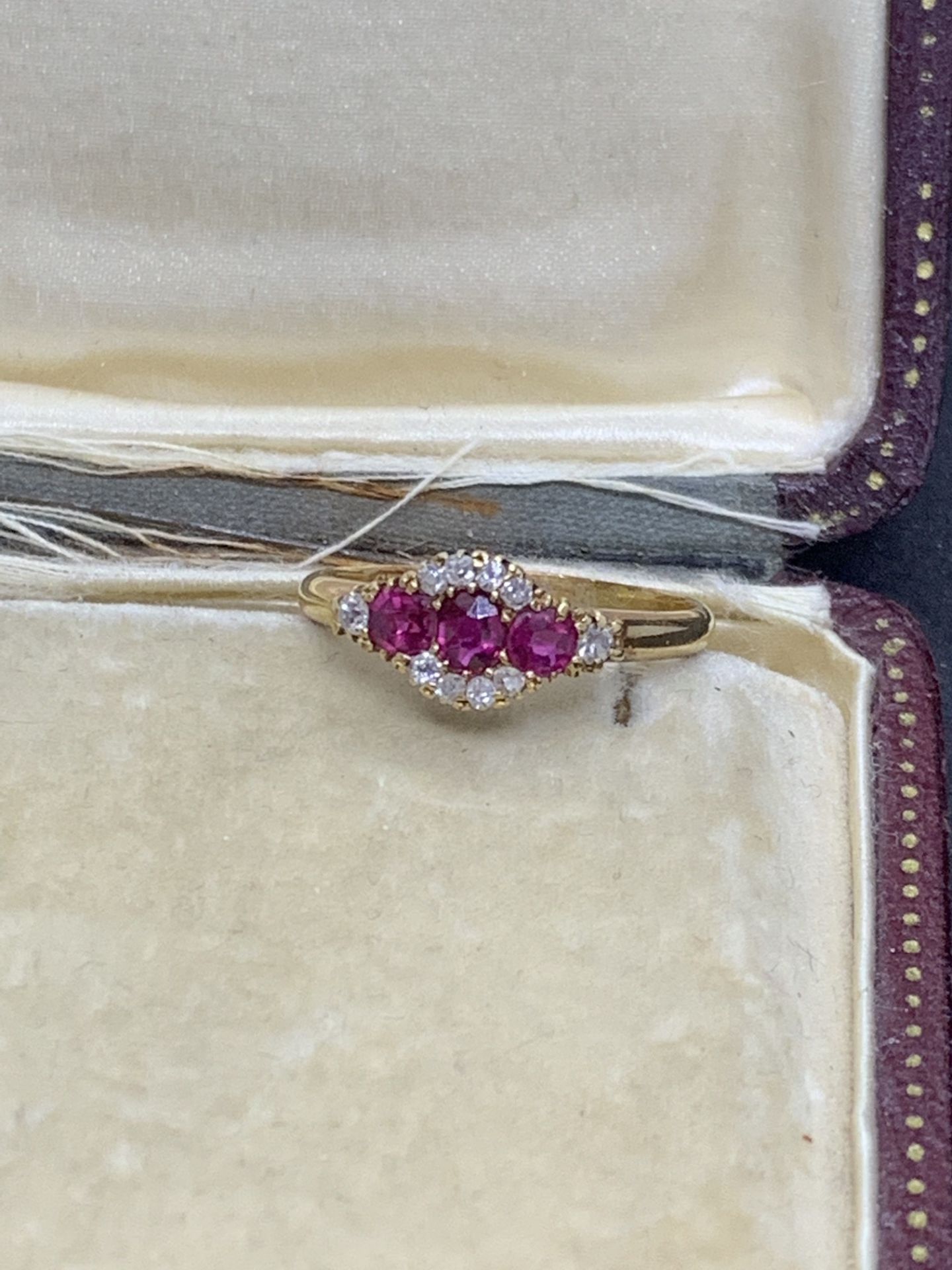 VINTAGE PRETTY 18ct GOLD RUBY & DIAMOND RING - Image 2 of 4