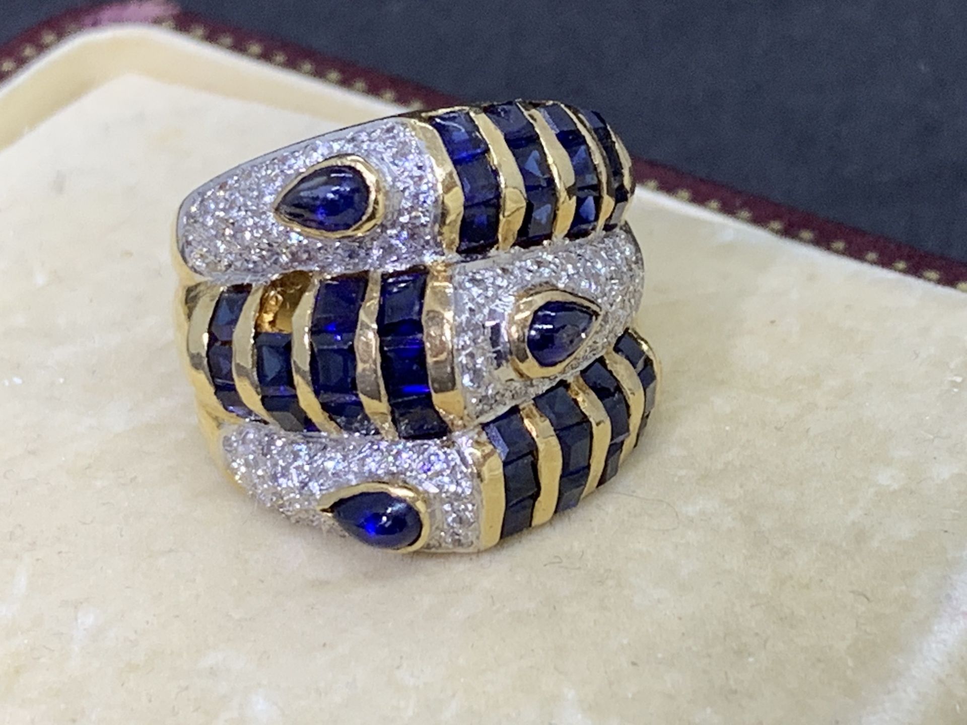 FINE SAPPHIRE & DIAMOND RING SET IN 18ct GOLD - 14.9 GRAMS