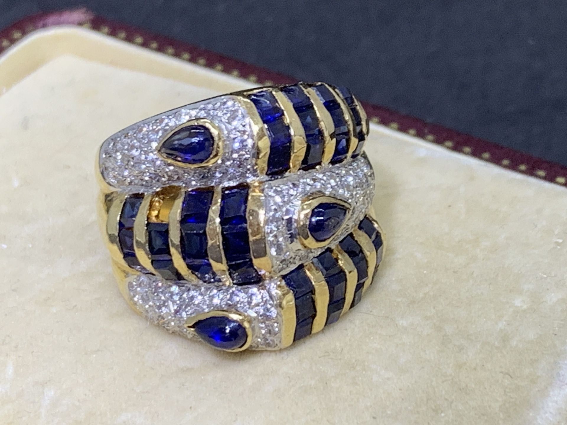 FINE SAPPHIRE & DIAMOND RING SET IN 18ct GOLD - 14.9 GRAMS - Image 2 of 5