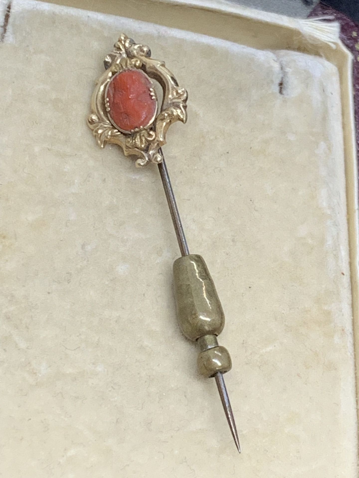 ANTIQUE GOLD CORAL SET TIE PIN