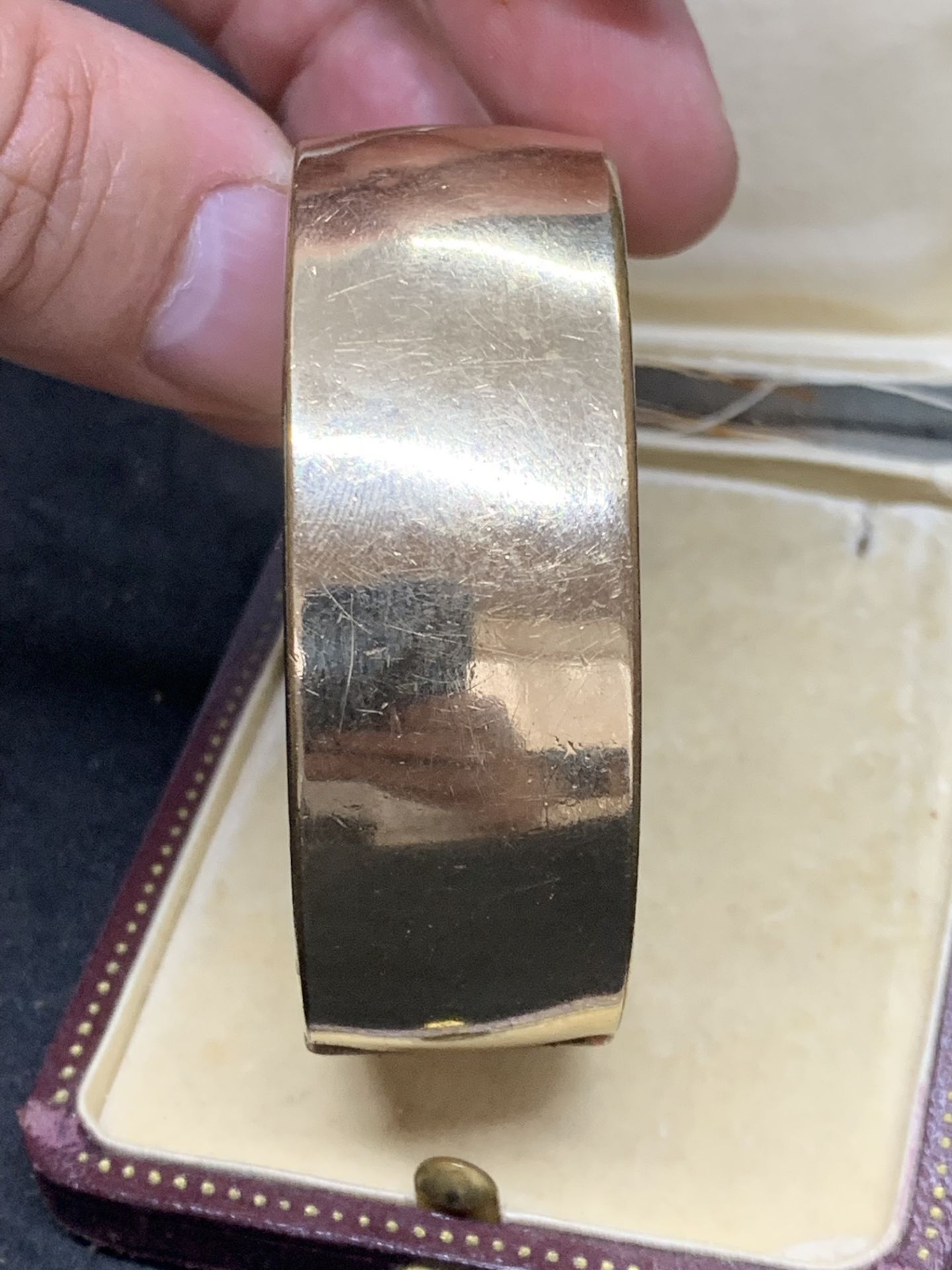 9ct GOLD & METAL CORE GOLD BANGLE - Image 2 of 4