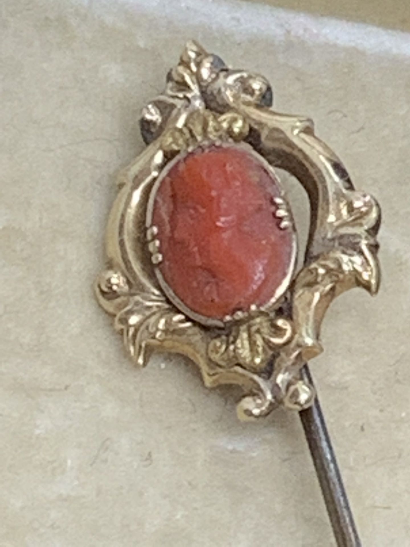 ANTIQUE GOLD CORAL SET TIE PIN - Image 2 of 3