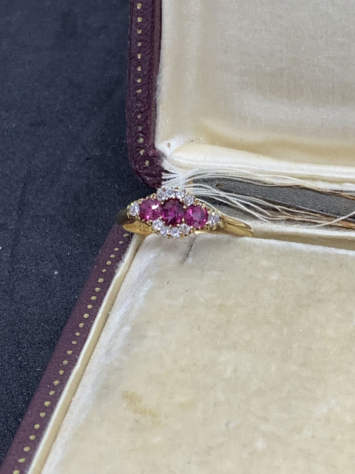 VINTAGE PRETTY 18ct GOLD RUBY & DIAMOND RING - Image 4 of 4