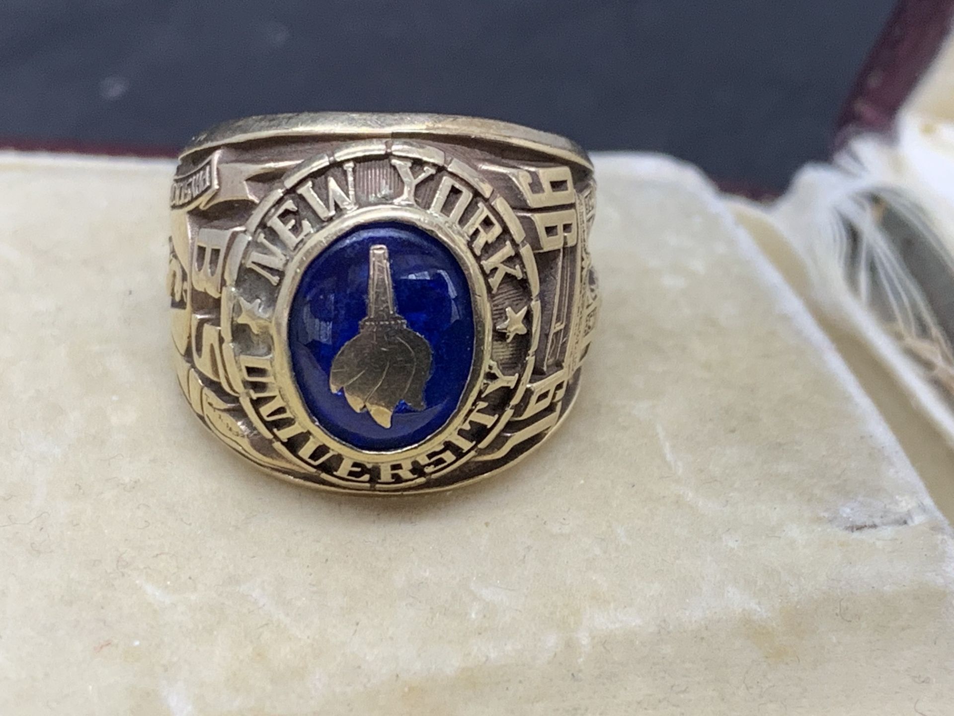 10k GRADUATION NEW YORK UNIVERSITY RING SET WITH BLUE STONE - Image 4 of 4