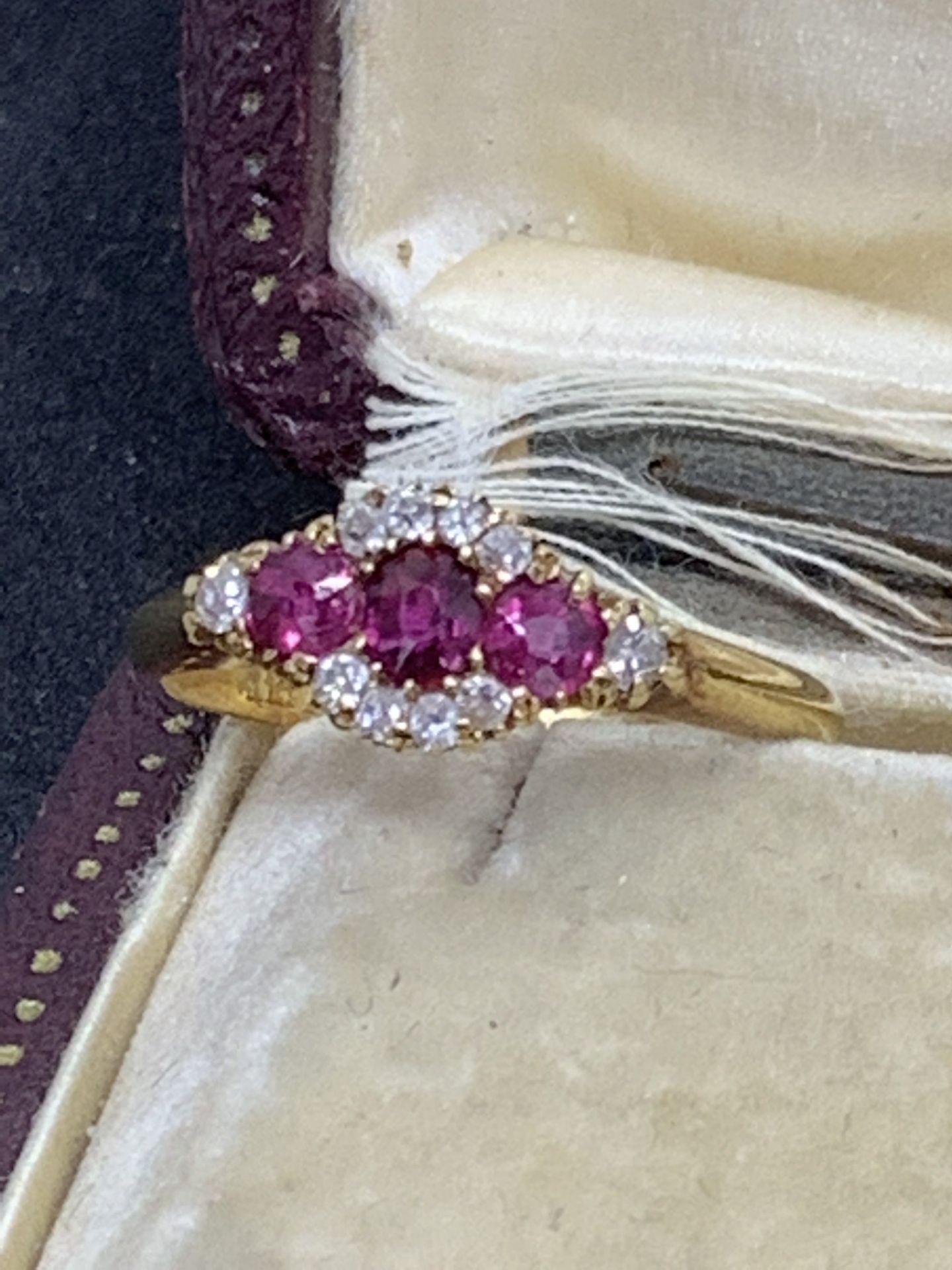 VINTAGE PRETTY 18ct GOLD RUBY & DIAMOND RING - Image 3 of 4