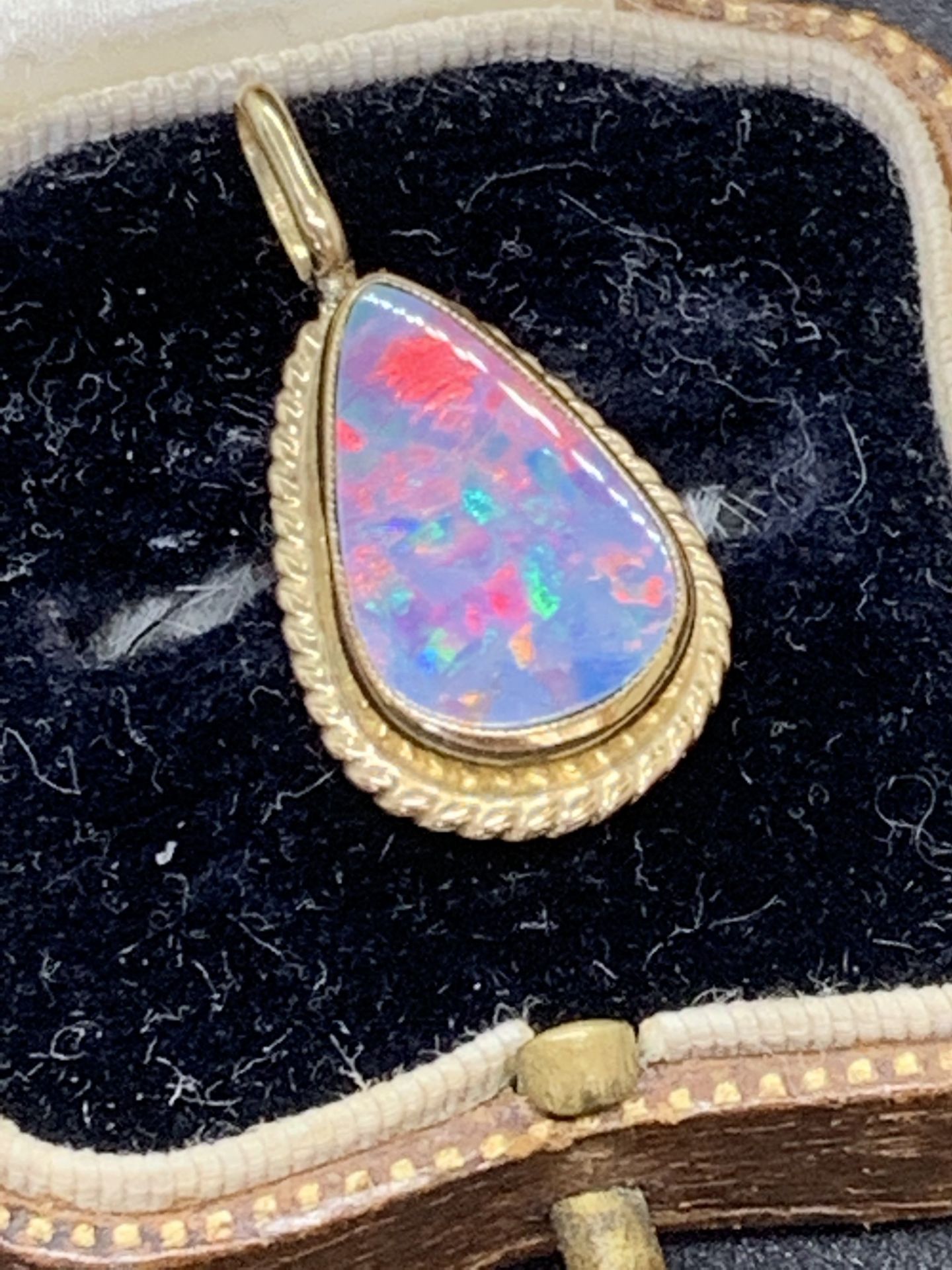 9ct GOLD OPAL SET PENDANT