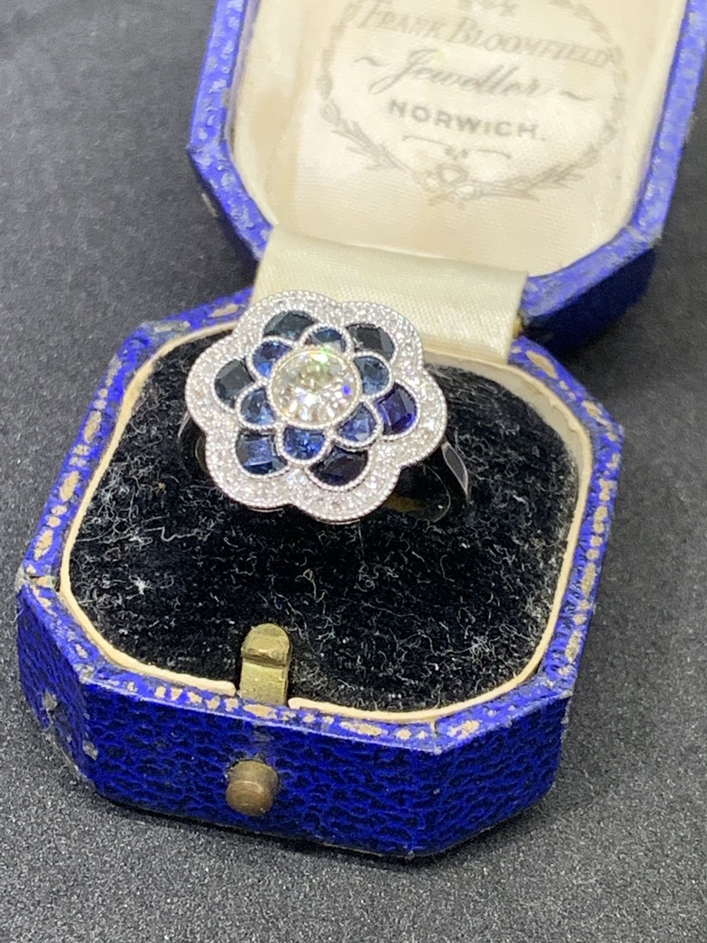 18ct GOLD SAPPHIRE & DIAMOND RING - CENTRE DIAMOND 0.80ct -WOW!! - Image 2 of 5