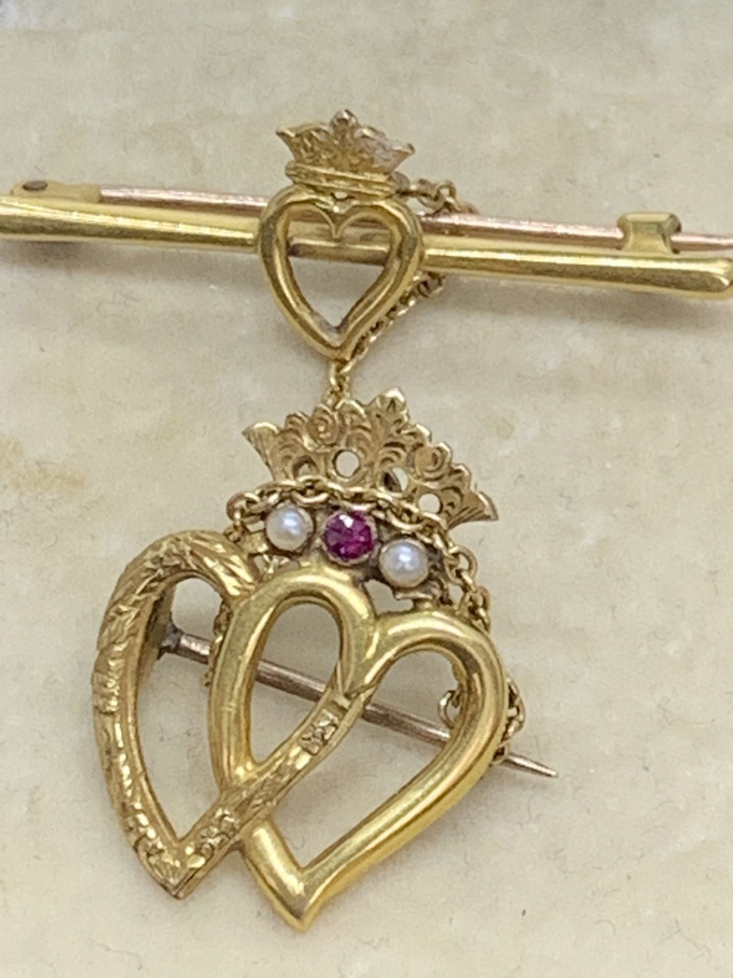 18ct GOLD HEART SHAPED BROOCH SET WITH RUBIE & SEED PEARL - Image 2 of 3