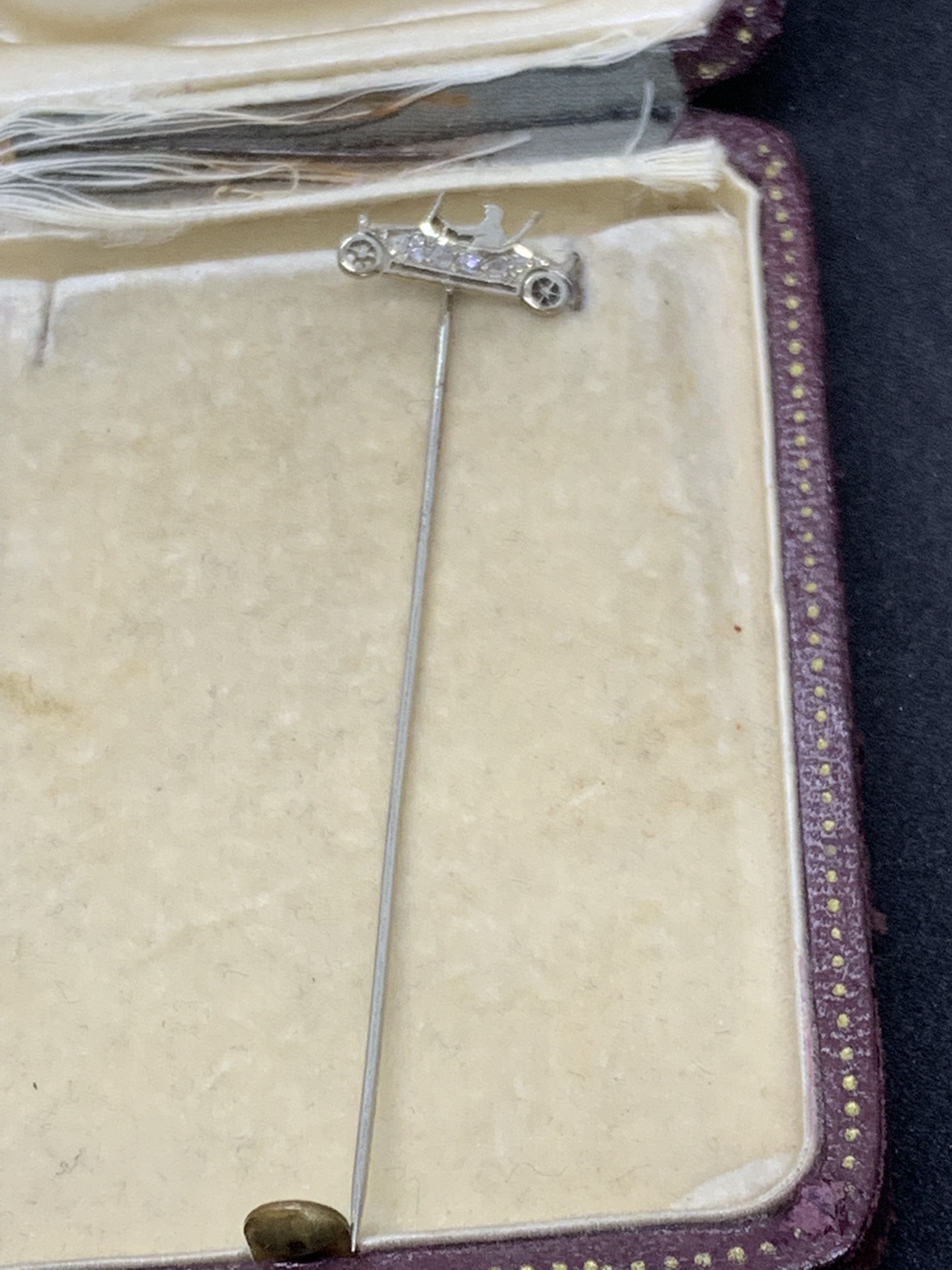 18ct GOLD TIE PIN SET WITH SEAL & CROWN - Image 2 of 2